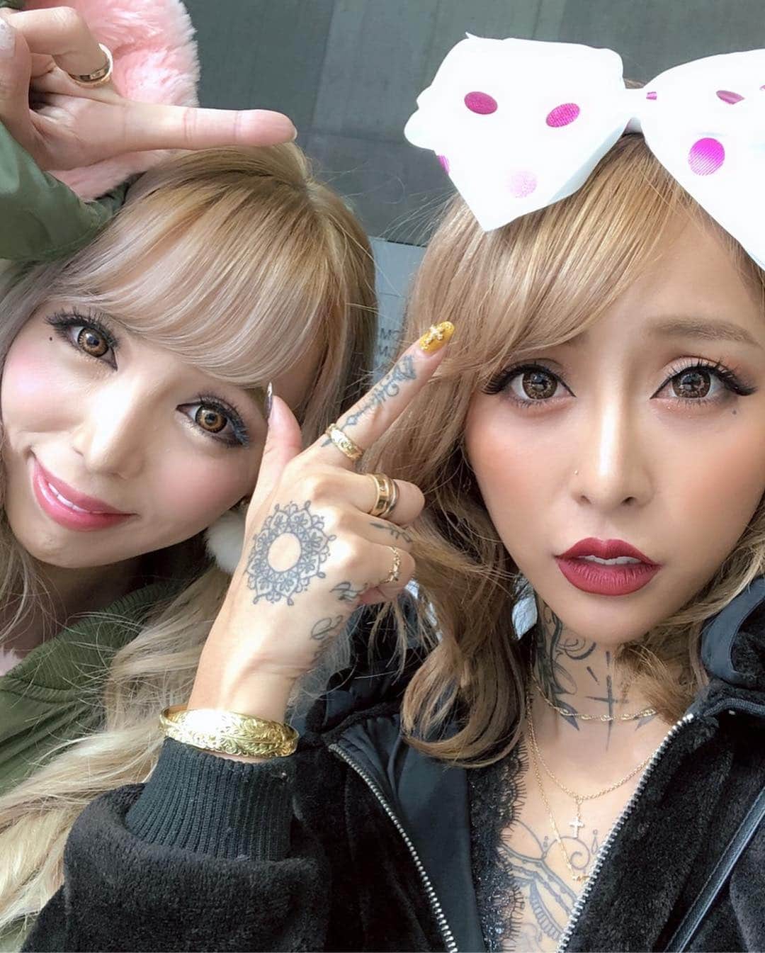 霜月るなさんのインスタグラム写真 - (霜月るなInstagram)「今日ゎhot rod来てくれた方ありがとうございました❤️楽しかった🤩去年より更にエロカワにパワーアップしてみました😆麻那ちんがセクシーやったしエロいからあたしもカメコみたいにケツばっかり見ていた笑🤣毎年呼んでくれているbootlegさんありがとうございます🤩お疲れ様でした！🥳 来年のオートメッセも麻那ちん出るからぜひぜひきてね😍 #hot rod#横浜#パシフィコ横浜  #bootleg#car#bike#アメ車#キャンギャル#イベント#セクシー#エロカワ#ギャル#泉麻那#霜月るな」12月2日 23時14分 - shimoruna