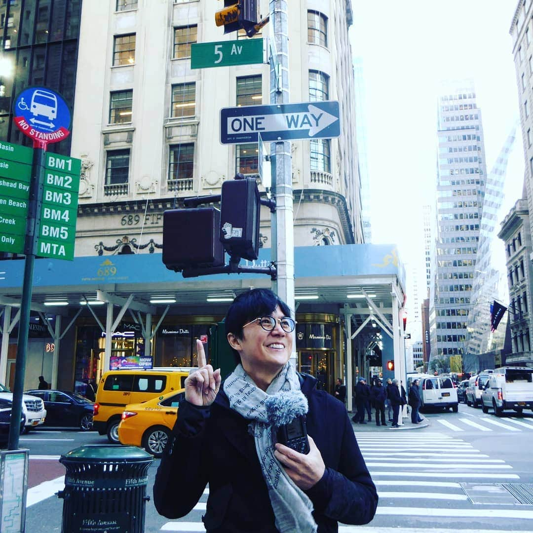 福山雅治さんのインスタグラム写真 - (福山雅治Instagram)「#UnitedStates #NewYork #Manhattan #5thave  #地底人ラジオ収録中 #左手のデンスケにも注目」12月2日 23時12分 - masaharu_fukuyama_official