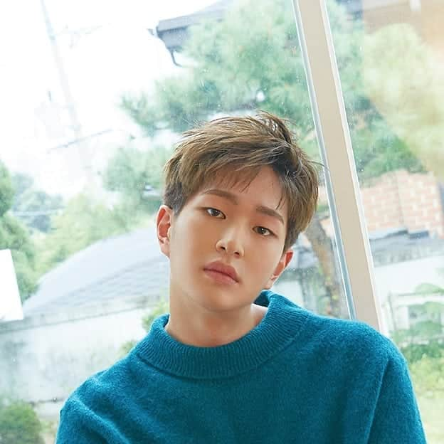 SHINeeさんのインスタグラム写真 - (SHINeeInstagram)「ONEW 온유 The 1st Mini Album ‘VOICE’ 🎧 2018.12.5. 6PM (KST) 👉 onew.smtown.com _ #온유 #ONEW @dlstmxkakwldrl #샤이니 #SHINee @shinee #VOICE」12月3日 0時04分 - shinee