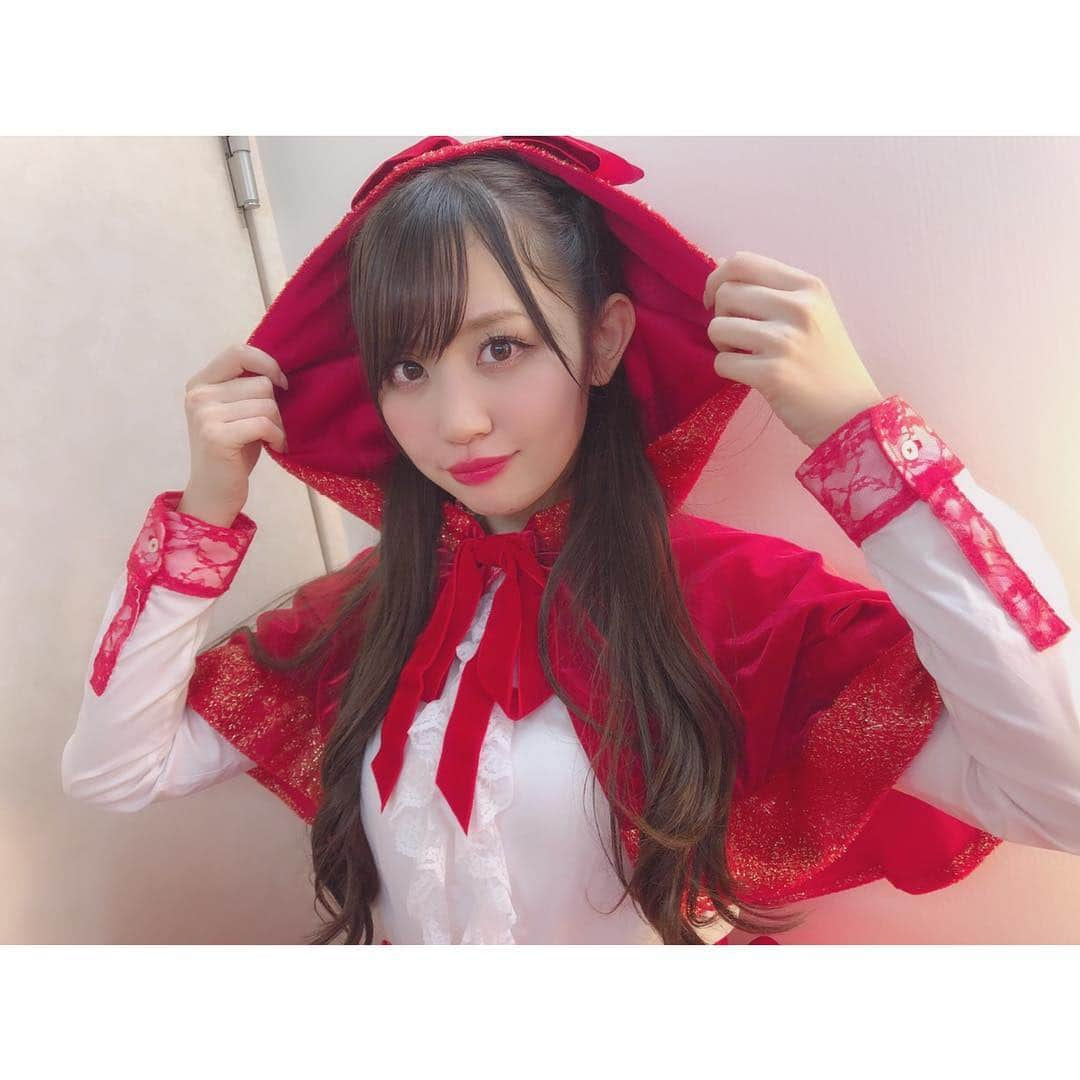 新木さくらさんのインスタグラム写真 - (新木さくらInstagram)「あかずきんです❤︎❤︎ AKIBAカルチャーズ劇場ありがとう来てくれたみんな！！ どうやった〜〜？？🤗🤗 ちなみにこの衣装は千咲美の衣装だよ❤︎ わざと千咲美の衣装選んだっ！！ やし、ハロクリも千咲美のパート歌ったよ〜！！ #LinQ #ハロクリ #赤ずきん #クリスマス」12月3日 0時22分 - araki_sakura14