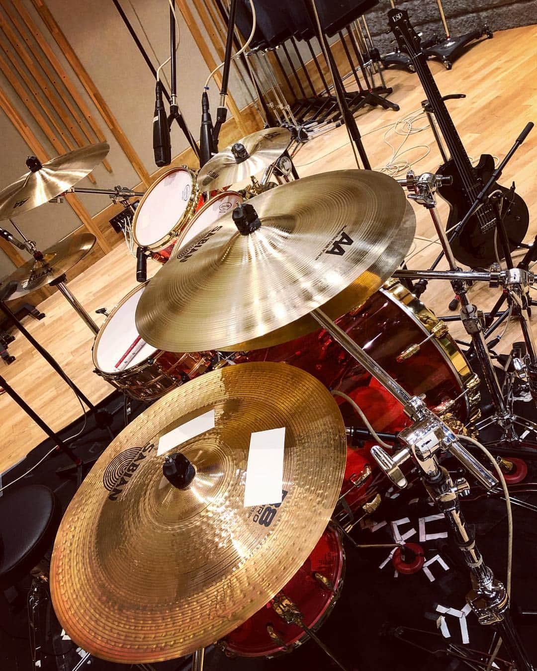 SUGIZOさんのインスタグラム写真 - (SUGIZOInstagram)「LUNA SEA新曲Rec ( •̀ .̫ •́ )✧」12月2日 16時40分 - sugizo_official