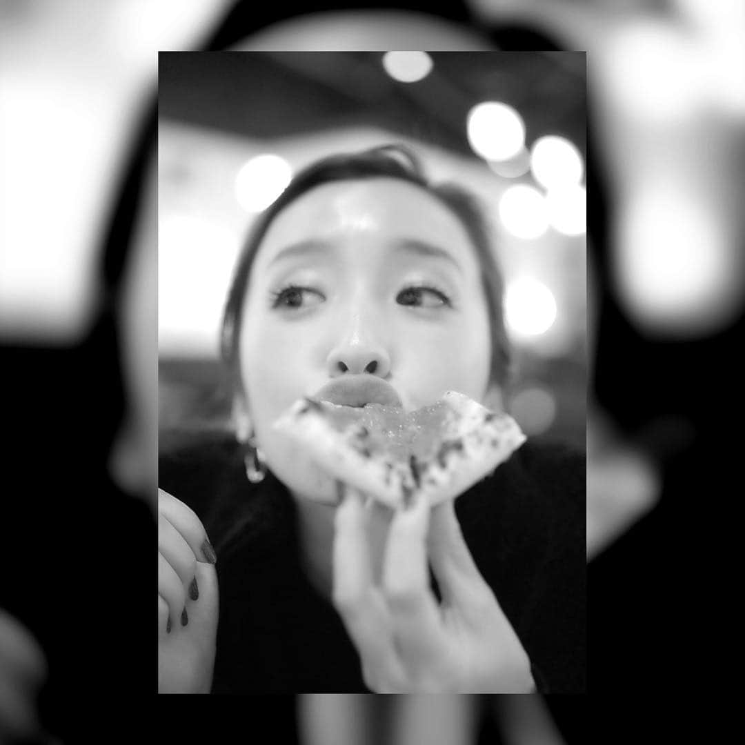 梅田彩佳さんのインスタグラム写真 - (梅田彩佳Instagram)「. . . pizzaうまー🤤✨✨✨ . . . 太っちゃう〜って思うものほど 美味しいものです。 . . .」12月2日 16時53分 - ayaka_umeda_official