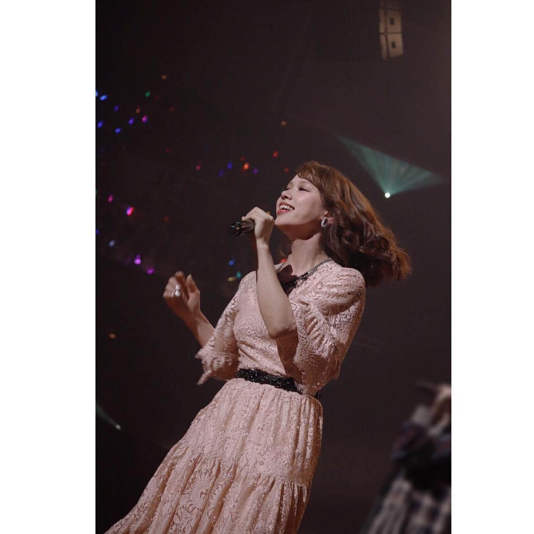 ソニンさんのインスタグラム写真 - (ソニンInstagram)「. 12.1”Act Against AIDS” @Budokan  Charity concert on World Aids Day. I sang “Defying Gravity” from WICKED, “Dich kennen heißt dich lieben” from Mozart!, “A million dreams” and “This is me” from The Greatest Showman. 昨日AAA”Act Against AIDS” @武道館 チャリティコンサートにお越し頂き、そして全国各地映画館でライブビューイングで観てくださり、誠にありがとうございました。 3年前にもRENTチームで参加させていただきましたが、今年は主催のアミューズ事務所に所属してからの参加。このようなチャリティに対して積極的ではあるけど、個人としてではなく大きな影響力のもとイベントで沢山の方の支援を促せる機会というものに参加できることは本当に感謝です。我々が参加することは簡単、それを企画してこうやってずっと続けられている岸谷さんはじめ、アミューズの方々の偉大さを改めて実感しましたし、それを支えて観に来てくださるお客様方にも気持ちを精一杯こめて歌いました。 今年は役者だらけのAAAということで、目一杯ミュージカルソングが歌えて楽しかったです。 私が歌ったのは↓ 💚WICKEDから”Defying Gravity” ロックバージョン(英語詞)ソロ ❤️Mozart!より“愛していれば分かり合える” 柿澤勇人さんとのデュエット。 💙映画The Greatest Showmanから“A million dreams”(英語詞)城田優さんメインで途中女性パートハモりで。 🧡同じくGSより”This is me”(英語詞)メインヴォーカルで全キャストと共に。 ①DG時。緑のライト〜♡ ②This is me時。 (DG以外は同じ衣装ですが髪型と口紅を微妙に変えたりしてました。ツイッターに別のステージ写真載せてまーす✅) ③愛して〜のデュエットパートナー #柿澤勇人 さん。共演もデュエット歴もなく初めてのコラボ。何気モーツァルト！の楽曲をライブで歌ったの初めて。 ④ミリオンで一緒に歌った #城田優 くん。 私の初ミュージカルの相手役です。初演アンソニー&ジョアンナ♡ ⑤特別二枚バージョンw This is meでも少し絡みました、アミューズ先輩であり、来年 #ファクトリーガールズ で共演します #柚希礼音 さん。かっこよすぎてこんなんしちゃったw ⑥春馬ーお疲れさまーあなたはいつもチャレンジャーで本当素敵。AAAメイン司会で #岸谷五朗 さん #寺脇康文 さんとともに引っ張ってくれた #三浦春馬 くん ⑦終了後みんなでパチリ #神木隆之介 くん #風間由次郎 くん #大原櫻子 ちゃん ⑧マズリエ兄妹 カムバック！ボロ着じゃないからすごい新鮮！シックな我ら。 #加藤和樹  #小池徹平 ⑨ AAAでなんでキンキーやらなかったのーって思ったひとー🙋‍♀️ FNS観てね♡ #キンキーブーツ  トリオ👠 . #AAA #ActAgainstAids #AidsDay #WorldAidsDay #Musical #CharityConcert . さて次は12／5放送の #FNS歌謡祭！皆様チェックしてね！！！ #マリーアントワネット 名古屋公演までまだ働くよー . 🎤昨日AAA本番前に発表された、来年3月10日バースデーライブ！みんな楽しみにしててね♡詳細はまた随時発表するよ🎤」12月2日 17時22分 - sonim_official