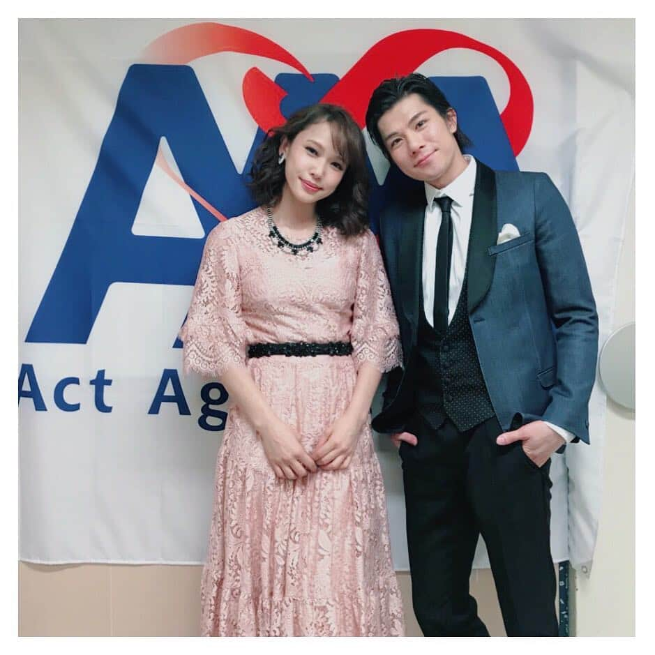 ソニンさんのインスタグラム写真 - (ソニンInstagram)「. 12.1”Act Against AIDS” @Budokan  Charity concert on World Aids Day. I sang “Defying Gravity” from WICKED, “Dich kennen heißt dich lieben” from Mozart!, “A million dreams” and “This is me” from The Greatest Showman. 昨日AAA”Act Against AIDS” @武道館 チャリティコンサートにお越し頂き、そして全国各地映画館でライブビューイングで観てくださり、誠にありがとうございました。 3年前にもRENTチームで参加させていただきましたが、今年は主催のアミューズ事務所に所属してからの参加。このようなチャリティに対して積極的ではあるけど、個人としてではなく大きな影響力のもとイベントで沢山の方の支援を促せる機会というものに参加できることは本当に感謝です。我々が参加することは簡単、それを企画してこうやってずっと続けられている岸谷さんはじめ、アミューズの方々の偉大さを改めて実感しましたし、それを支えて観に来てくださるお客様方にも気持ちを精一杯こめて歌いました。 今年は役者だらけのAAAということで、目一杯ミュージカルソングが歌えて楽しかったです。 私が歌ったのは↓ 💚WICKEDから”Defying Gravity” ロックバージョン(英語詞)ソロ ❤️Mozart!より“愛していれば分かり合える” 柿澤勇人さんとのデュエット。 💙映画The Greatest Showmanから“A million dreams”(英語詞)城田優さんメインで途中女性パートハモりで。 🧡同じくGSより”This is me”(英語詞)メインヴォーカルで全キャストと共に。 ①DG時。緑のライト〜♡ ②This is me時。 (DG以外は同じ衣装ですが髪型と口紅を微妙に変えたりしてました。ツイッターに別のステージ写真載せてまーす✅) ③愛して〜のデュエットパートナー #柿澤勇人 さん。共演もデュエット歴もなく初めてのコラボ。何気モーツァルト！の楽曲をライブで歌ったの初めて。 ④ミリオンで一緒に歌った #城田優 くん。 私の初ミュージカルの相手役です。初演アンソニー&ジョアンナ♡ ⑤特別二枚バージョンw This is meでも少し絡みました、アミューズ先輩であり、来年 #ファクトリーガールズ で共演します #柚希礼音 さん。かっこよすぎてこんなんしちゃったw ⑥春馬ーお疲れさまーあなたはいつもチャレンジャーで本当素敵。AAAメイン司会で #岸谷五朗 さん #寺脇康文 さんとともに引っ張ってくれた #三浦春馬 くん ⑦終了後みんなでパチリ #神木隆之介 くん #風間由次郎 くん #大原櫻子 ちゃん ⑧マズリエ兄妹 カムバック！ボロ着じゃないからすごい新鮮！シックな我ら。 #加藤和樹  #小池徹平 ⑨ AAAでなんでキンキーやらなかったのーって思ったひとー🙋‍♀️ FNS観てね♡ #キンキーブーツ  トリオ👠 . #AAA #ActAgainstAids #AidsDay #WorldAidsDay #Musical #CharityConcert . さて次は12／5放送の #FNS歌謡祭！皆様チェックしてね！！！ #マリーアントワネット 名古屋公演までまだ働くよー . 🎤昨日AAA本番前に発表された、来年3月10日バースデーライブ！みんな楽しみにしててね♡詳細はまた随時発表するよ🎤」12月2日 17時22分 - sonim_official