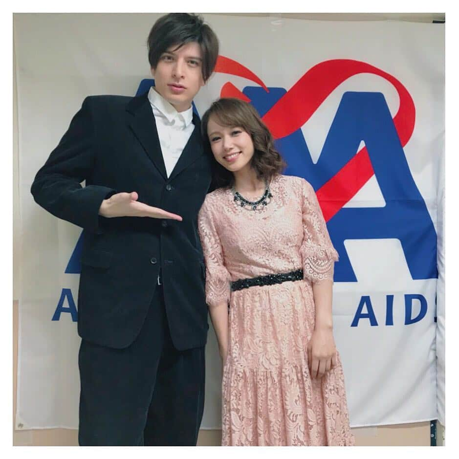 ソニンさんのインスタグラム写真 - (ソニンInstagram)「. 12.1”Act Against AIDS” @Budokan  Charity concert on World Aids Day. I sang “Defying Gravity” from WICKED, “Dich kennen heißt dich lieben” from Mozart!, “A million dreams” and “This is me” from The Greatest Showman. 昨日AAA”Act Against AIDS” @武道館 チャリティコンサートにお越し頂き、そして全国各地映画館でライブビューイングで観てくださり、誠にありがとうございました。 3年前にもRENTチームで参加させていただきましたが、今年は主催のアミューズ事務所に所属してからの参加。このようなチャリティに対して積極的ではあるけど、個人としてではなく大きな影響力のもとイベントで沢山の方の支援を促せる機会というものに参加できることは本当に感謝です。我々が参加することは簡単、それを企画してこうやってずっと続けられている岸谷さんはじめ、アミューズの方々の偉大さを改めて実感しましたし、それを支えて観に来てくださるお客様方にも気持ちを精一杯こめて歌いました。 今年は役者だらけのAAAということで、目一杯ミュージカルソングが歌えて楽しかったです。 私が歌ったのは↓ 💚WICKEDから”Defying Gravity” ロックバージョン(英語詞)ソロ ❤️Mozart!より“愛していれば分かり合える” 柿澤勇人さんとのデュエット。 💙映画The Greatest Showmanから“A million dreams”(英語詞)城田優さんメインで途中女性パートハモりで。 🧡同じくGSより”This is me”(英語詞)メインヴォーカルで全キャストと共に。 ①DG時。緑のライト〜♡ ②This is me時。 (DG以外は同じ衣装ですが髪型と口紅を微妙に変えたりしてました。ツイッターに別のステージ写真載せてまーす✅) ③愛して〜のデュエットパートナー #柿澤勇人 さん。共演もデュエット歴もなく初めてのコラボ。何気モーツァルト！の楽曲をライブで歌ったの初めて。 ④ミリオンで一緒に歌った #城田優 くん。 私の初ミュージカルの相手役です。初演アンソニー&ジョアンナ♡ ⑤特別二枚バージョンw This is meでも少し絡みました、アミューズ先輩であり、来年 #ファクトリーガールズ で共演します #柚希礼音 さん。かっこよすぎてこんなんしちゃったw ⑥春馬ーお疲れさまーあなたはいつもチャレンジャーで本当素敵。AAAメイン司会で #岸谷五朗 さん #寺脇康文 さんとともに引っ張ってくれた #三浦春馬 くん ⑦終了後みんなでパチリ #神木隆之介 くん #風間由次郎 くん #大原櫻子 ちゃん ⑧マズリエ兄妹 カムバック！ボロ着じゃないからすごい新鮮！シックな我ら。 #加藤和樹  #小池徹平 ⑨ AAAでなんでキンキーやらなかったのーって思ったひとー🙋‍♀️ FNS観てね♡ #キンキーブーツ  トリオ👠 . #AAA #ActAgainstAids #AidsDay #WorldAidsDay #Musical #CharityConcert . さて次は12／5放送の #FNS歌謡祭！皆様チェックしてね！！！ #マリーアントワネット 名古屋公演までまだ働くよー . 🎤昨日AAA本番前に発表された、来年3月10日バースデーライブ！みんな楽しみにしててね♡詳細はまた随時発表するよ🎤」12月2日 17時22分 - sonim_official