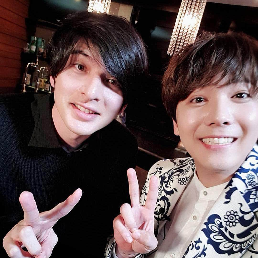 城田優さんのインスタグラム写真 - (城田優Instagram)「ホンギの本音BAR 今夜10時から!! @skullhong12  #amebatv #ホンギ #newalbum #cheers #今回の本音トークはなかなか面白いでっせ #お見逃しなくぅ#たぶん普通男女でやるゲームした笑 #さしめしぶりの共演」12月2日 17時36分 - yu_shirota