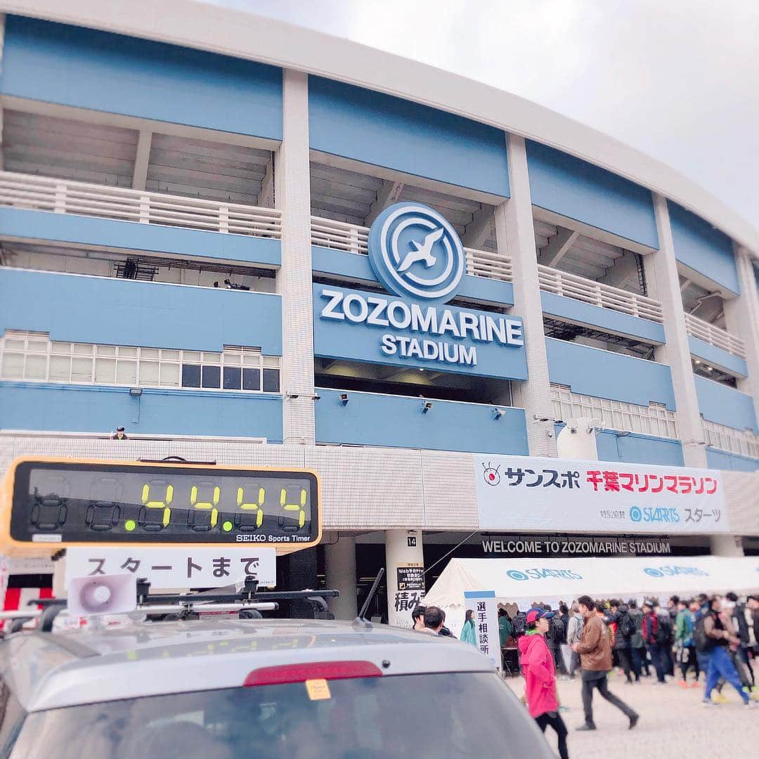 土屋香織さんのインスタグラム写真 - (土屋香織Instagram)「𖣔. Chiba Marine Marathon 🏃‍♀️ . 初めてちゃんとしたマラソン大会に参加。 撮影とかイベントとか 練習で走る時もそうだけど いつもおしゃべりしながら 信号とか公園でちょっと休憩したり。 一度も止まらずに 10キロ走りきると言うのが、 ほんとのほんとに 今日が初めてだったので 不安でたまらなく... でも、走りきれました😆♪ . 結果は 0:58:51 …知識がなさすぎて早いのが遅いのか よくわからないや笑笑 . 最後の方で お友達が応援してくれました😊 写真うれしい💕 頑張れって言われると ほんと頑張れるねー❗️ 美浜大橋の上で ウクレレ弾きながら応援してる小さな女の子に めちゃくちゃ癒されました☺️💕🌺 . お昼寝したら謎のひどい頭痛に見舞われてベッドから出られません😣どうしたら治るのこれ🤔 . . #千葉マリンマラソン #10キロマラソン #ユナイテッドグアムマラソン広報部 #rungirl #ランガール #loverunning #instarun #rungram #lifestylegram #ハシリマスタグラム #running #ランニング女子 #ラン #jogging #ig千葉ランナーズ #gelkayano #4yuuu #4meee #positivemind #positivevibes #positivelife #sposhirurun #マラソン #マラソン大会 #マラソン女子 #mineby3mootd  #locari #mery #千葉 #chiba」12月2日 17時45分 - kaorintsuchiya