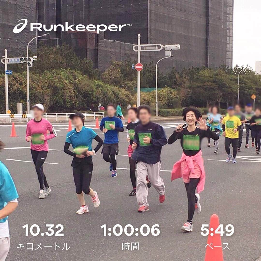 土屋香織さんのインスタグラム写真 - (土屋香織Instagram)「𖣔. Chiba Marine Marathon 🏃‍♀️ . 初めてちゃんとしたマラソン大会に参加。 撮影とかイベントとか 練習で走る時もそうだけど いつもおしゃべりしながら 信号とか公園でちょっと休憩したり。 一度も止まらずに 10キロ走りきると言うのが、 ほんとのほんとに 今日が初めてだったので 不安でたまらなく... でも、走りきれました😆♪ . 結果は 0:58:51 …知識がなさすぎて早いのが遅いのか よくわからないや笑笑 . 最後の方で お友達が応援してくれました😊 写真うれしい💕 頑張れって言われると ほんと頑張れるねー❗️ 美浜大橋の上で ウクレレ弾きながら応援してる小さな女の子に めちゃくちゃ癒されました☺️💕🌺 . お昼寝したら謎のひどい頭痛に見舞われてベッドから出られません😣どうしたら治るのこれ🤔 . . #千葉マリンマラソン #10キロマラソン #ユナイテッドグアムマラソン広報部 #rungirl #ランガール #loverunning #instarun #rungram #lifestylegram #ハシリマスタグラム #running #ランニング女子 #ラン #jogging #ig千葉ランナーズ #gelkayano #4yuuu #4meee #positivemind #positivevibes #positivelife #sposhirurun #マラソン #マラソン大会 #マラソン女子 #mineby3mootd  #locari #mery #千葉 #chiba」12月2日 17時45分 - kaorintsuchiya