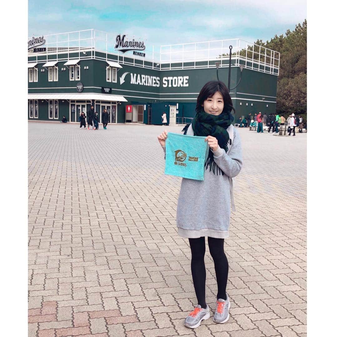 土屋香織さんのインスタグラム写真 - (土屋香織Instagram)「𖣔. Chiba Marine Marathon 🏃‍♀️ . 初めてちゃんとしたマラソン大会に参加。 撮影とかイベントとか 練習で走る時もそうだけど いつもおしゃべりしながら 信号とか公園でちょっと休憩したり。 一度も止まらずに 10キロ走りきると言うのが、 ほんとのほんとに 今日が初めてだったので 不安でたまらなく... でも、走りきれました😆♪ . 結果は 0:58:51 …知識がなさすぎて早いのが遅いのか よくわからないや笑笑 . 最後の方で お友達が応援してくれました😊 写真うれしい💕 頑張れって言われると ほんと頑張れるねー❗️ 美浜大橋の上で ウクレレ弾きながら応援してる小さな女の子に めちゃくちゃ癒されました☺️💕🌺 . お昼寝したら謎のひどい頭痛に見舞われてベッドから出られません😣どうしたら治るのこれ🤔 . . #千葉マリンマラソン #10キロマラソン #ユナイテッドグアムマラソン広報部 #rungirl #ランガール #loverunning #instarun #rungram #lifestylegram #ハシリマスタグラム #running #ランニング女子 #ラン #jogging #ig千葉ランナーズ #gelkayano #4yuuu #4meee #positivemind #positivevibes #positivelife #sposhirurun #マラソン #マラソン大会 #マラソン女子 #mineby3mootd  #locari #mery #千葉 #chiba」12月2日 17時45分 - kaorintsuchiya