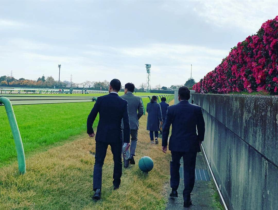 小澤陽子さんのインスタグラム写真 - (小澤陽子Instagram)「at work☻  マイク頼りだし、本来の声ではなく、聞き苦しい点もあったかと申し訳なかったですが、、今日もみんなのKEIBAで、G Iチャンピオンズカップをお届けすることができました😭✨ #音声さんARIGATO🙏🏻 . . オープニングは、開幕週のため、まっさらで綺麗なターフからでした💚💚🌱. . #３歳世代 #芝の女も砂の男も強し‼️ #チャンピオンズカップ #ルヴァンスレーヴ #デムーロ騎手 とのコンビ #７戦無敗🔥 #OMEDETO☻  #おざよーの本日の人文字KEIBA🏇 『CC』は、Champions Cup でおわかりかと思いますが、 佐々木さんの『VV』の秘話は、 競馬のブログに記します👣💛. . #勝負師 #大魔神 #佐々木主浩 さん #佐々木さんがいると佐野さんやPが小さく見える… #VVの秘話㊙️」12月2日 17時46分 - yoko.ozawa729