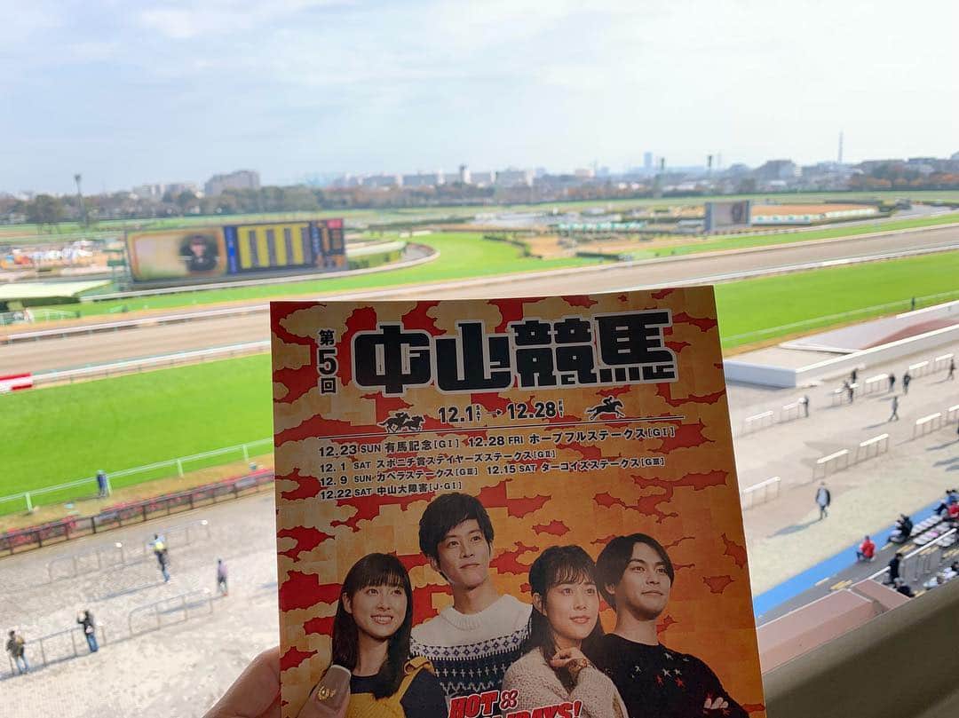 小澤陽子さんのインスタグラム写真 - (小澤陽子Instagram)「at work☻  マイク頼りだし、本来の声ではなく、聞き苦しい点もあったかと申し訳なかったですが、、今日もみんなのKEIBAで、G Iチャンピオンズカップをお届けすることができました😭✨ #音声さんARIGATO🙏🏻 . . オープニングは、開幕週のため、まっさらで綺麗なターフからでした💚💚🌱. . #３歳世代 #芝の女も砂の男も強し‼️ #チャンピオンズカップ #ルヴァンスレーヴ #デムーロ騎手 とのコンビ #７戦無敗🔥 #OMEDETO☻  #おざよーの本日の人文字KEIBA🏇 『CC』は、Champions Cup でおわかりかと思いますが、 佐々木さんの『VV』の秘話は、 競馬のブログに記します👣💛. . #勝負師 #大魔神 #佐々木主浩 さん #佐々木さんがいると佐野さんやPが小さく見える… #VVの秘話㊙️」12月2日 17時46分 - yoko.ozawa729