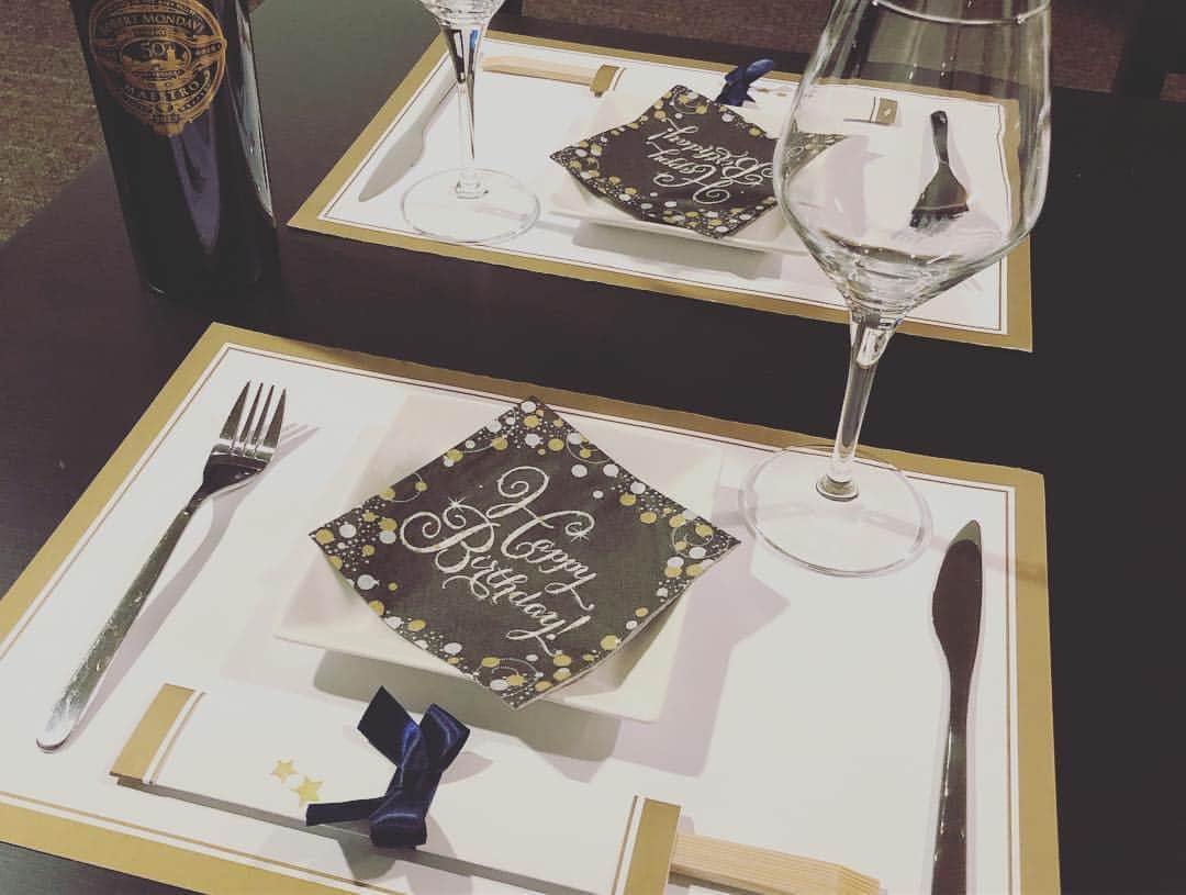 花岡維生さんのインスタグラム写真 - (花岡維生Instagram)「Happy 30th Birthday!! 〜ようこそ30代へ❤︎〜 I decorated the room and made icing cookies for the birthday party. 私たち夫婦でとってもお世話になっている友人のお誕生日をお祝いする為、我が家でバースデーパーティーをしました🎂🎉 アメリカではHello 30'sといって30歳を盛大にお祝いするようで、お店には30グッズがたくさん並んでいました☺️🌟 ケーキには、とあるロゴをしのばせたオリジナルのデコレーションにしたくて、初めて一からアイシングクッキーを作ってみたのですが、、すっごく難しかったです😱笑 帰国したらさおりちゃん @saoriyokota とゆきちゃん @chaleurblanche_yuki に教えてもらわなきゃ🥺💕 クリスマスカラーのデコレーションとクリスマスソングのBGMで、バースデー&クリスマスパーティーになりました😆❤︎ 夢中になって準備するのもまた楽しい🥰 ＊ #birthday  #birthdayparty  #homeparty  #birthdaycake #🎂 #happybirthday  #hello30s  #birthdaydecoration  #icingcookies  #誕生日パーティー #アイシングクッキー #初挑戦」12月2日 17時54分 - yuin.a