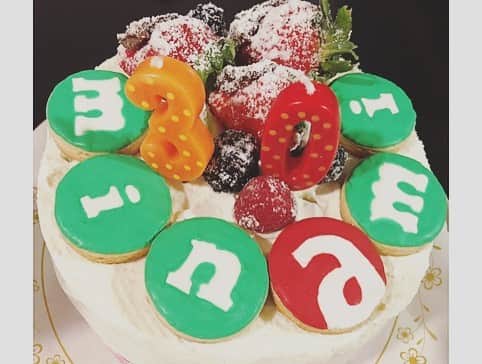 花岡維生さんのインスタグラム写真 - (花岡維生Instagram)「Happy 30th Birthday!! 〜ようこそ30代へ❤︎〜 I decorated the room and made icing cookies for the birthday party. 私たち夫婦でとってもお世話になっている友人のお誕生日をお祝いする為、我が家でバースデーパーティーをしました🎂🎉 アメリカではHello 30'sといって30歳を盛大にお祝いするようで、お店には30グッズがたくさん並んでいました☺️🌟 ケーキには、とあるロゴをしのばせたオリジナルのデコレーションにしたくて、初めて一からアイシングクッキーを作ってみたのですが、、すっごく難しかったです😱笑 帰国したらさおりちゃん @saoriyokota とゆきちゃん @chaleurblanche_yuki に教えてもらわなきゃ🥺💕 クリスマスカラーのデコレーションとクリスマスソングのBGMで、バースデー&クリスマスパーティーになりました😆❤︎ 夢中になって準備するのもまた楽しい🥰 ＊ #birthday  #birthdayparty  #homeparty  #birthdaycake #🎂 #happybirthday  #hello30s  #birthdaydecoration  #icingcookies  #誕生日パーティー #アイシングクッキー #初挑戦」12月2日 17時54分 - yuin.a