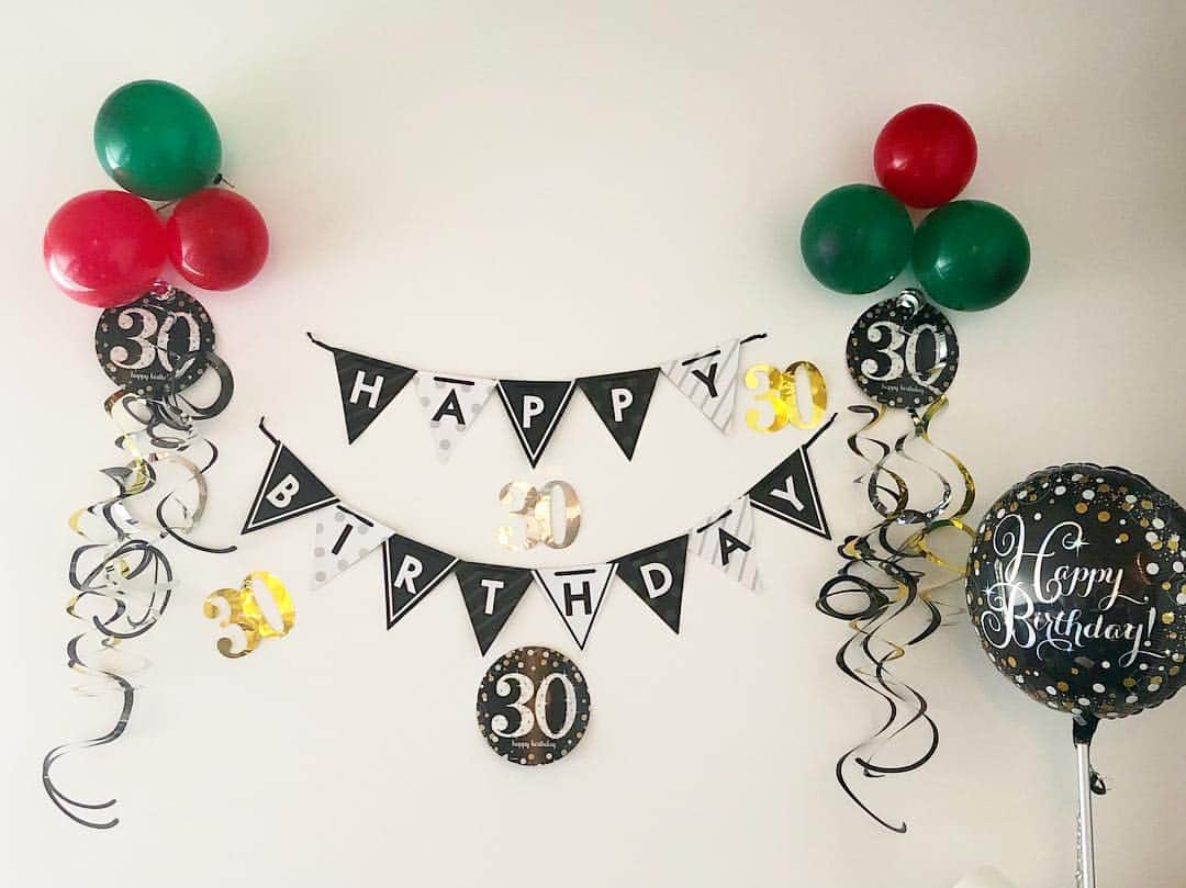花岡維生のインスタグラム：「Happy 30th Birthday!! 〜ようこそ30代へ❤︎〜 I decorated the room and made icing cookies for the birthday party. 私たち夫婦でとってもお世話になっている友人のお誕生日をお祝いする為、我が家でバースデーパーティーをしました🎂🎉 アメリカではHello 30'sといって30歳を盛大にお祝いするようで、お店には30グッズがたくさん並んでいました☺️🌟 ケーキには、とあるロゴをしのばせたオリジナルのデコレーションにしたくて、初めて一からアイシングクッキーを作ってみたのですが、、すっごく難しかったです😱笑 帰国したらさおりちゃん @saoriyokota とゆきちゃん @chaleurblanche_yuki に教えてもらわなきゃ🥺💕 クリスマスカラーのデコレーションとクリスマスソングのBGMで、バースデー&クリスマスパーティーになりました😆❤︎ 夢中になって準備するのもまた楽しい🥰 ＊ #birthday  #birthdayparty  #homeparty  #birthdaycake #🎂 #happybirthday  #hello30s  #birthdaydecoration  #icingcookies  #誕生日パーティー #アイシングクッキー #初挑戦」