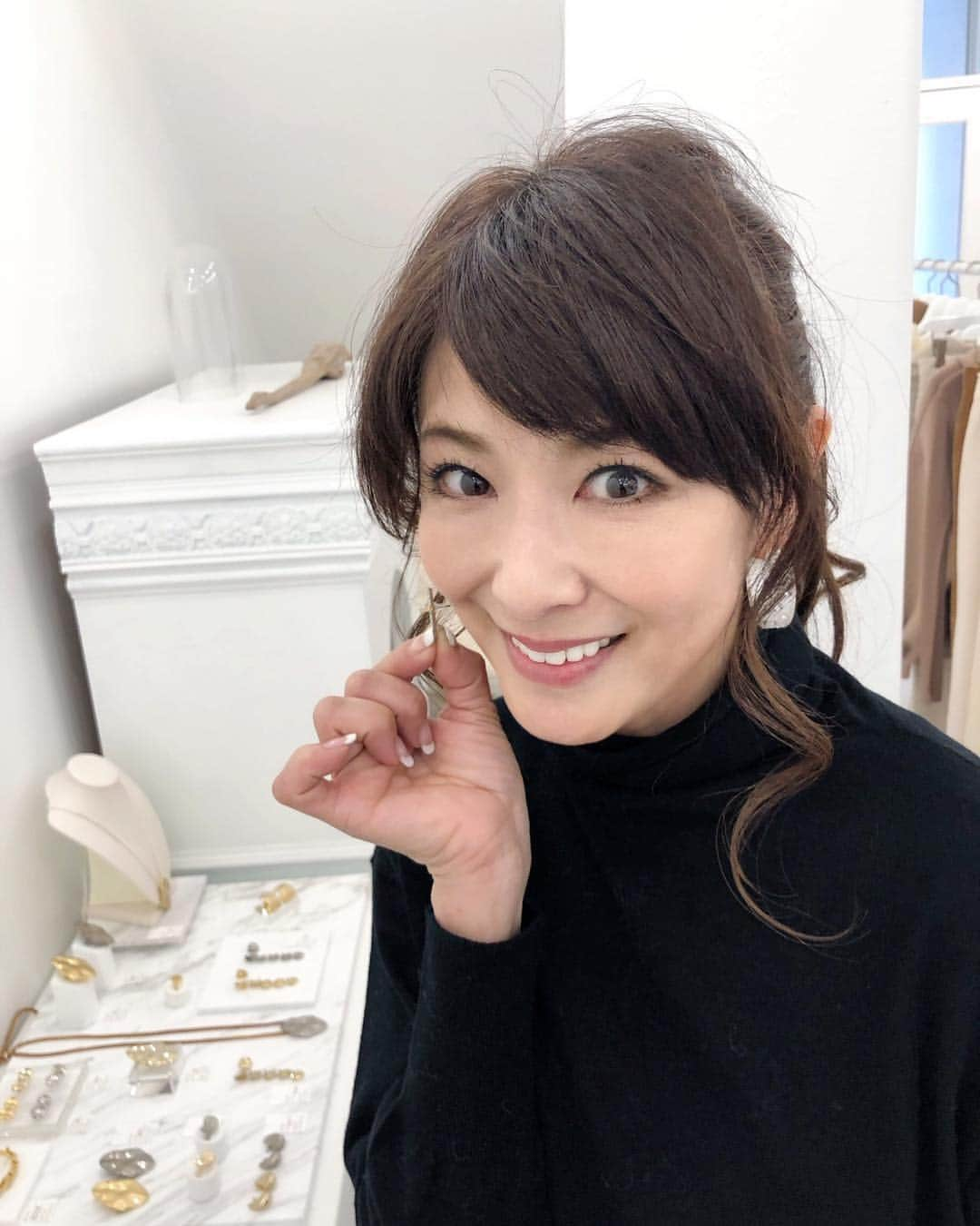 山田佳子さんのインスタグラム写真 - (山田佳子Instagram)「素敵なピアス見つけた〜😍 #アクセサリー #ピアス #見つけたよ #😍💕 #maisonsoierie #horie #山田佳子」12月2日 17時55分 - yoshiko117