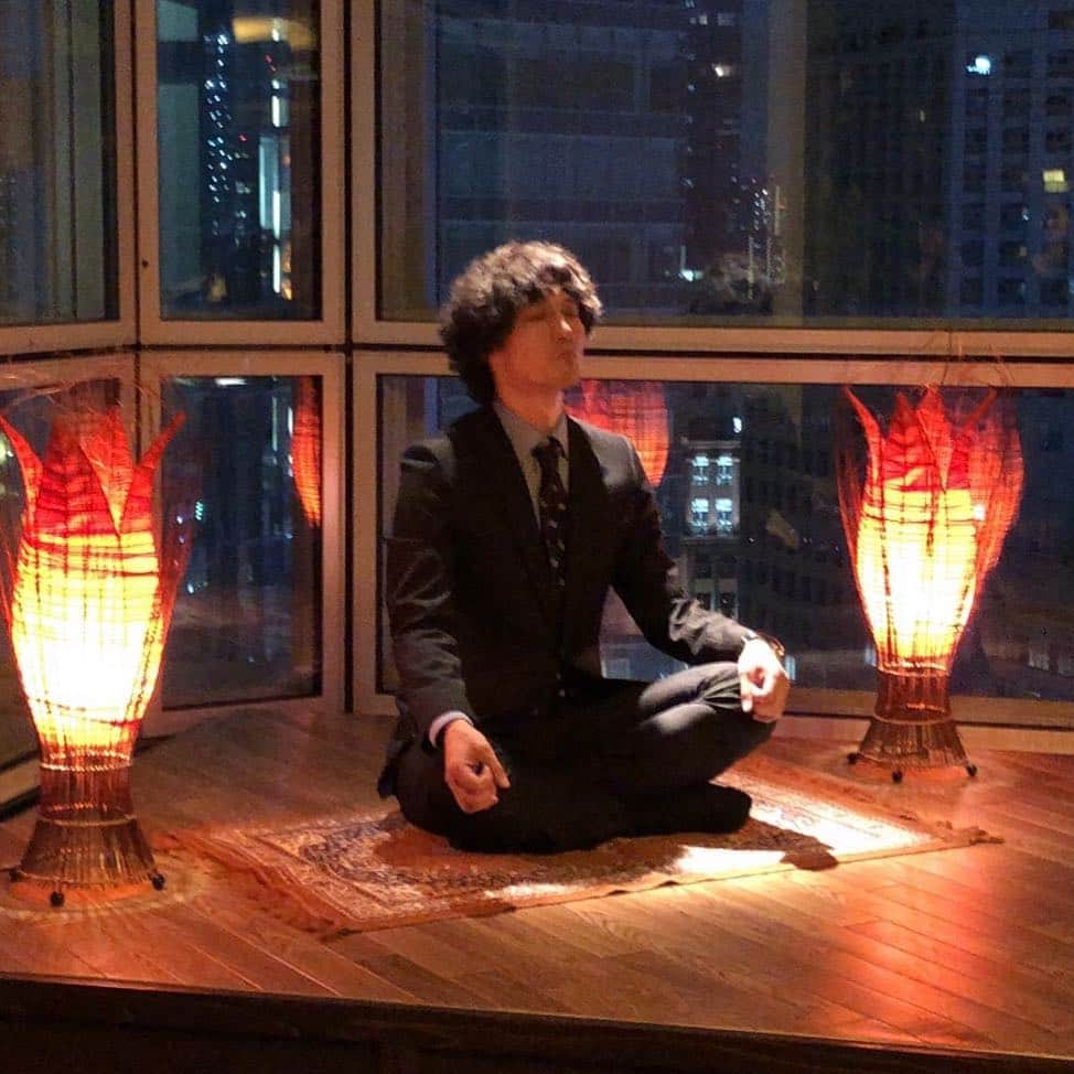 日本テレビ「ブラックスキャンダル」のインスタグラム：「瞑想🧘‍♀️純矢ver  公式にアップされている60秒予告にもちらっと純矢の瞑想姿が写っておりましたが…やはり純矢も元社長の遺伝子をしっかり受け継いでいる⁉️ 身の毛もよだつ展開の #最終回 は、今週木曜日です‼️ #ブラックスキャンダル  #12月6日木曜よる11時59分  #安藤政信 #山口紗弥加」