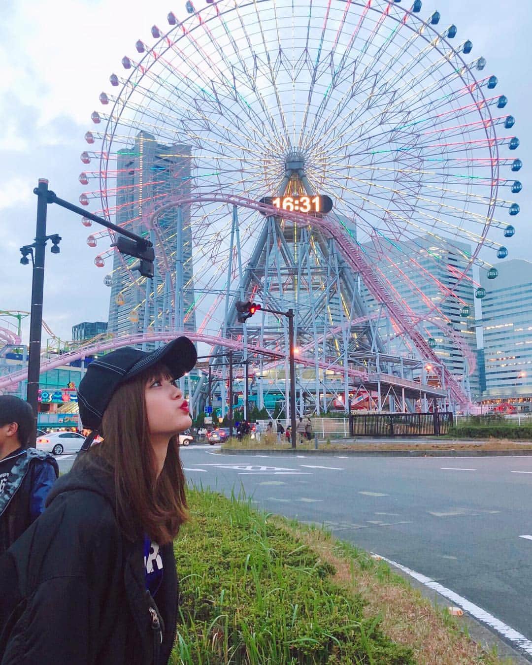 生見愛瑠さんのインスタグラム写真 - (生見愛瑠Instagram)「横浜ブルース潮の風に、、🤭♪笑」12月2日 18時20分 - meru_nukumi