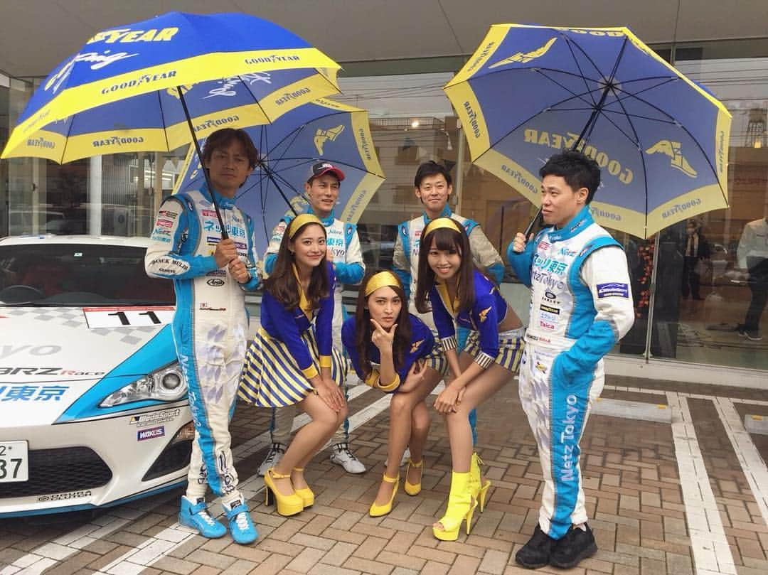 西村麻依のインスタグラム：「. キャラバン隊👧🏻👨🏻⛱💙 #トヨタ #ネッツ東京 #レーシングチーム #vitz #toyota86 #goodyear #レースクイーン」