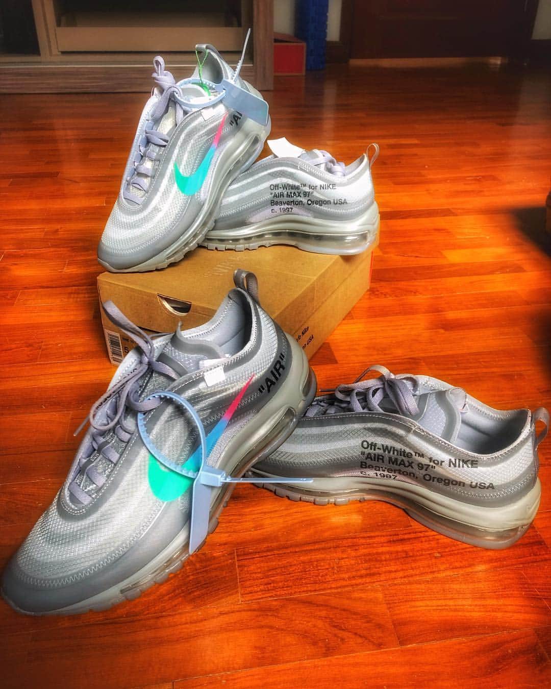 周凱翔のインスタグラム：「Early Christmas gift? . . . . #nike #offwhite #coupleshoes」