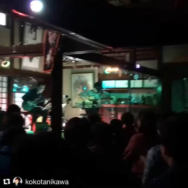 渡辺香津美のインスタグラム：「#Repost @kokotanikawa with @get_repost ・・・ ここでしか聴けないお座敷ベンチャーズ٩(^‿^)۶ もある特別なギグ！ステージも音響も照明まで手づくり感満載！親密度100%古民家ライブ真っ只中！ #中棚荘 #はりこし亭ライブ #渡辺香津美 #押尾コータロー #ギターデュオ #古民家ライブ」