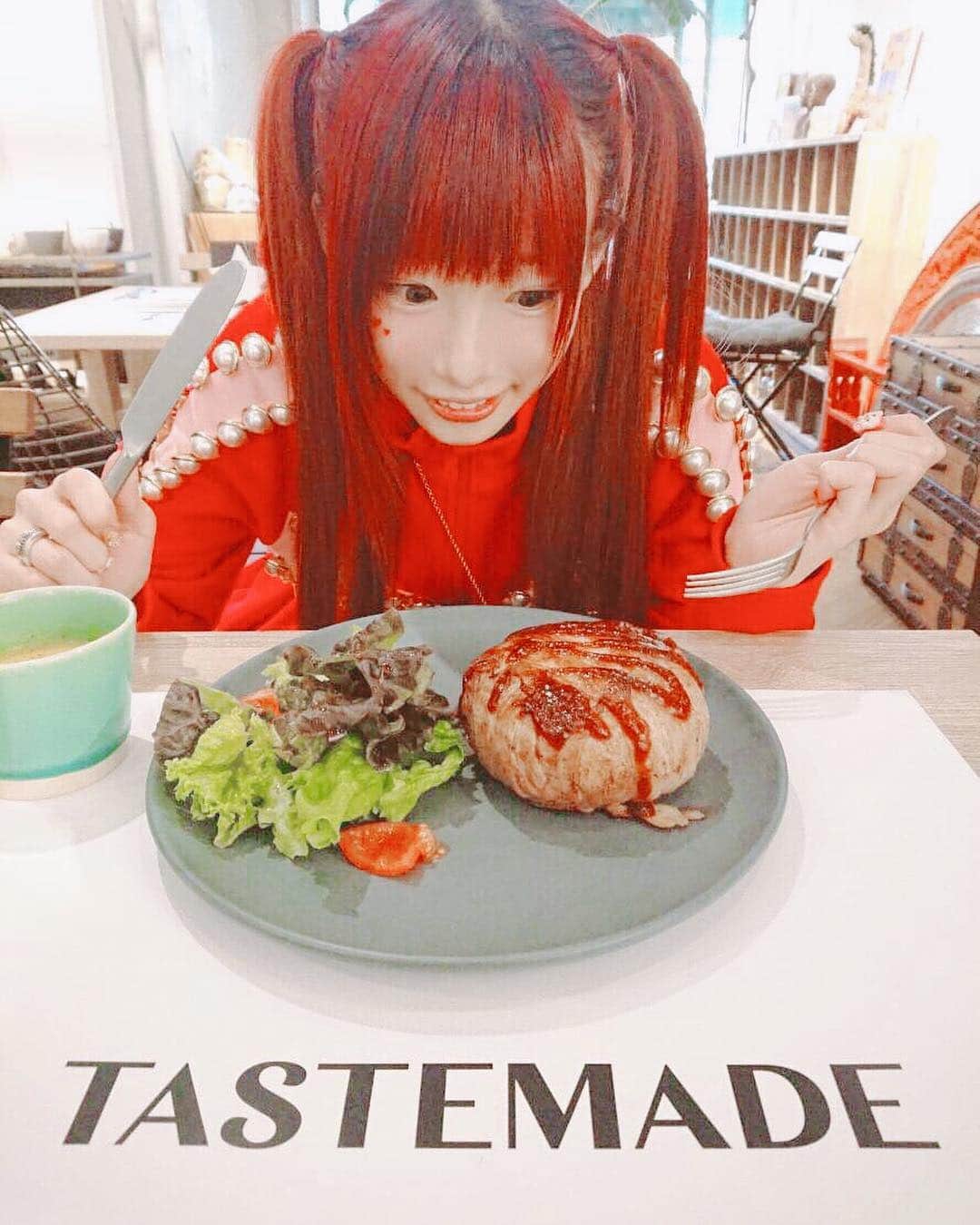 椎名ひかり（ひかりん）さんのインスタグラム写真 - (椎名ひかり（ひかりん）Instagram)「カマンベールが丸ごと入ったハンバーグが無限に美味しかったです！  ペットもokなのです！！ #TASTEMADE #原宿グルメ #肉の塊」12月3日 0時46分 - pikarin_shiina