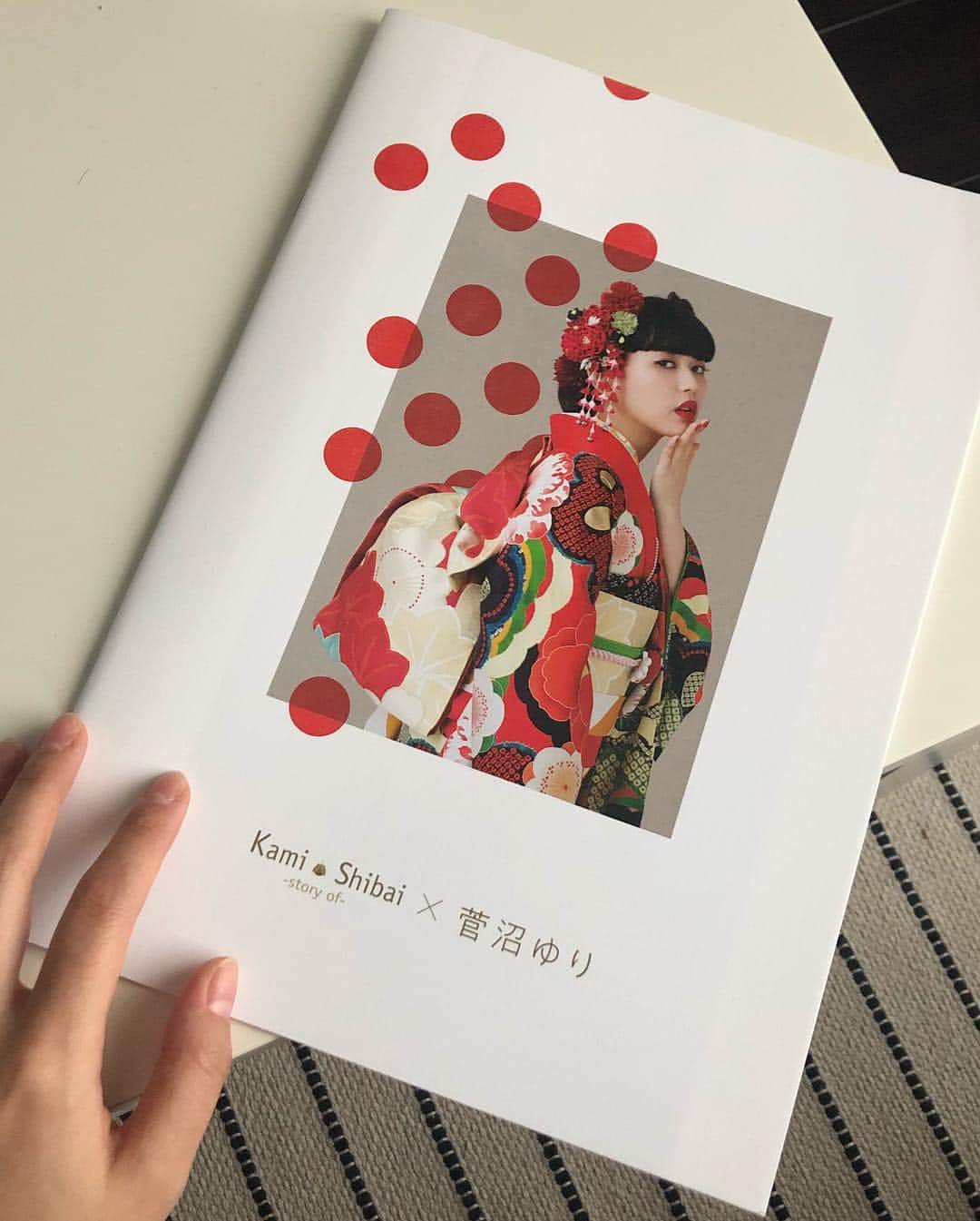 菅沼ゆり（ゆりっぱ）さんのインスタグラム写真 - (菅沼ゆり（ゆりっぱ）Instagram)「京都丸紅さんの振袖。 関連冊子の表紙と全ページ モデルさせていただきました☺︎ 京都丸紅さんの、 レトロ可愛くて好みです。 こんなオシャレなの私も20歳の時選びたかったなあ🤤 たくさんのお色がありました、 みんなは何色着たいのかな？ ぜひ、サイトチェックしてね👘🌈 http://www.kyobeni.co.jp/item/furisode/18-19/kamishibai_suganumayuri/index.html (ハイライトに残します) ヘアメイクは大好きな @aya_iwasawa さん。 #京都丸紅 さん #ありがとうござました」12月2日 19時20分 - yurippa93