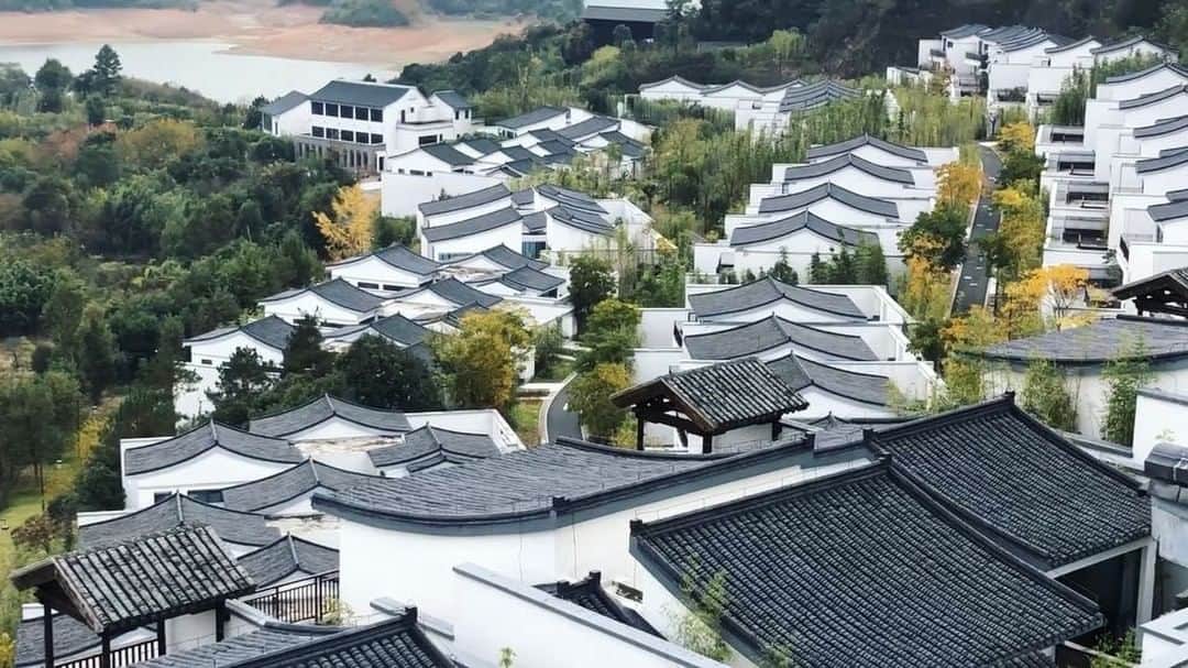 Christoffer Chengのインスタグラム：「Reliving some moments when I was is a real-life Chinese painting 🍃🌲🍂🍁 @alilaanji  #alilaanji #alilahotels」