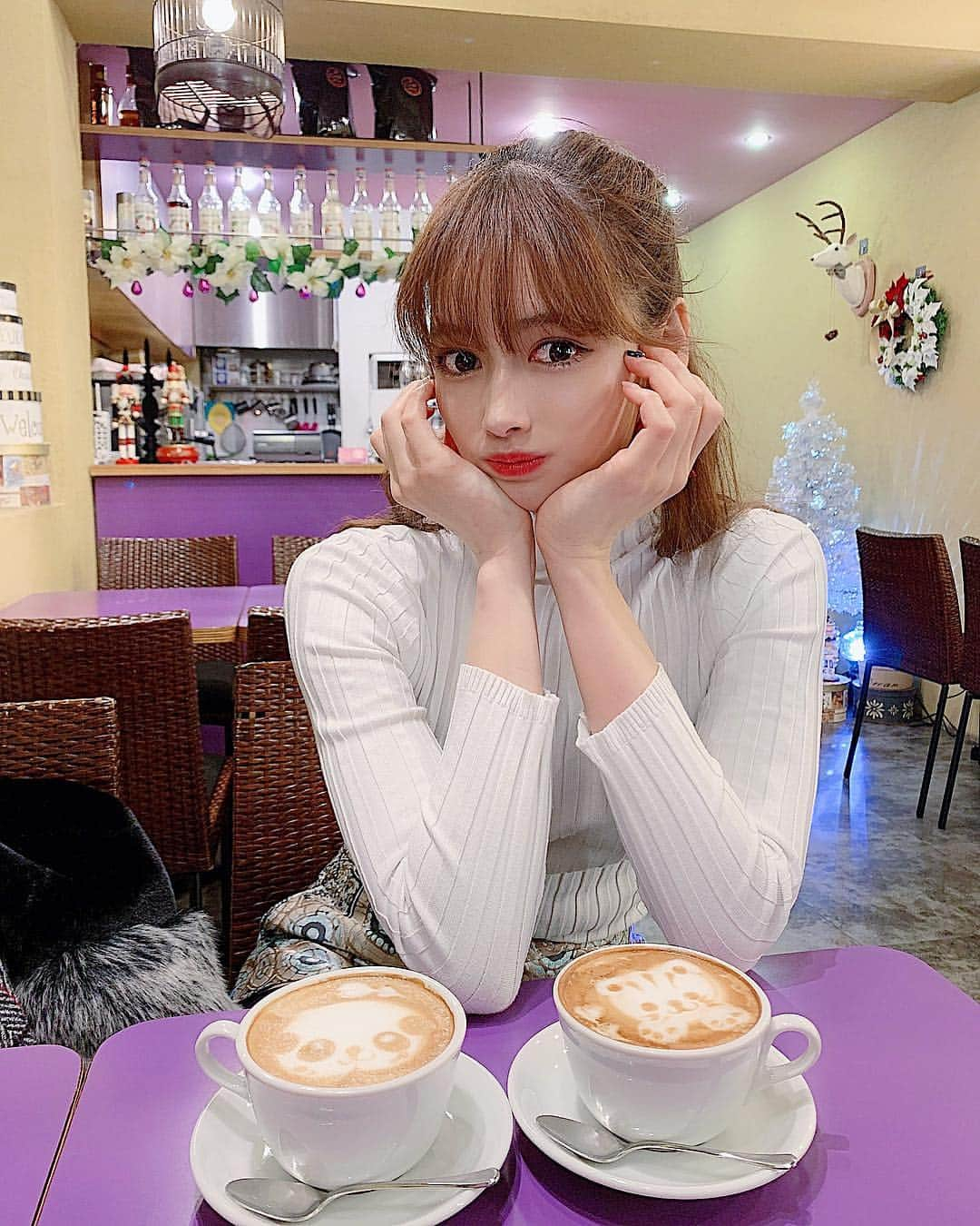 得あゆさんのインスタグラム写真 - (得あゆInstagram)「パンダと猫🐼🐈☕️💗 ・ 横浜中華街でみつけた可愛いカフェ🥺💗 パンダのラテアート珍しいよねっ！ 猫はシンバみたいで可愛いぃぃ😍(親バカ) ・ ・ ・ ・ ・ ・ #パンダ#おやつ#デザート#ラテアート#カフェ#カフェ巡り#横浜中華街#グルメ#食べ歩き#横浜#旅#女子旅#友達#カップル#家族#デート#ダイエット#カメラ女子#インスタ映え#イヤリング#latteart#desert#panda#china#gourmet#diet#dinner#healthy#date#winterfashion」12月2日 21時02分 - tokuayu819