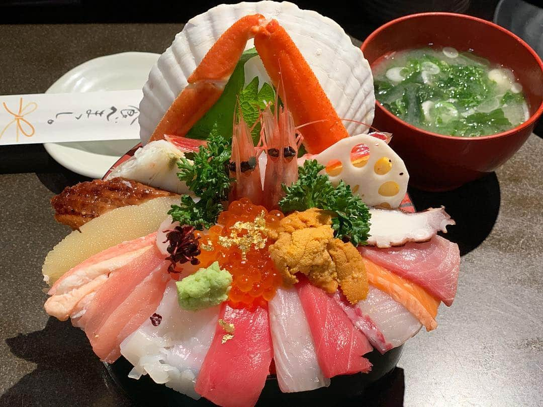 和多田藍のインスタグラム：「. . 近江町市場にある『山さん寿司』さんの、 海鮮丼🍣✨. . 勝手に「幸福丸」っていう名前を付けたくなるような.. 豪華な船に見えました🛥💖. . 心温まる箸袋には、 「たぁんと食べまっし。」だって🥰. . ごちそうさまでした🙏❤️. . #山さん寿司 #山さん寿司本店 #金沢 #近江町市場 #海鮮丼 #お寿司  #sushi #Kanazawa #japantravel #japantrip #japanesefood #japanesefoodlover」