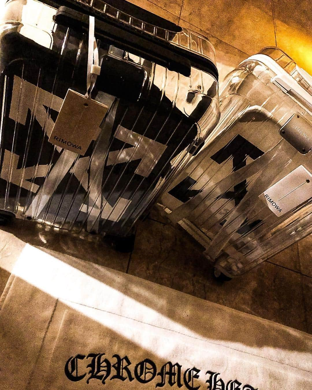 登坂広臣さんのインスタグラム写真 - (登坂広臣Instagram)「Thanks🎁❤︎ @virgilabloh @off____white @rimowa  #BEARBRICK ✖️ @j.s.b._official」12月2日 21時33分 - omi.cdl