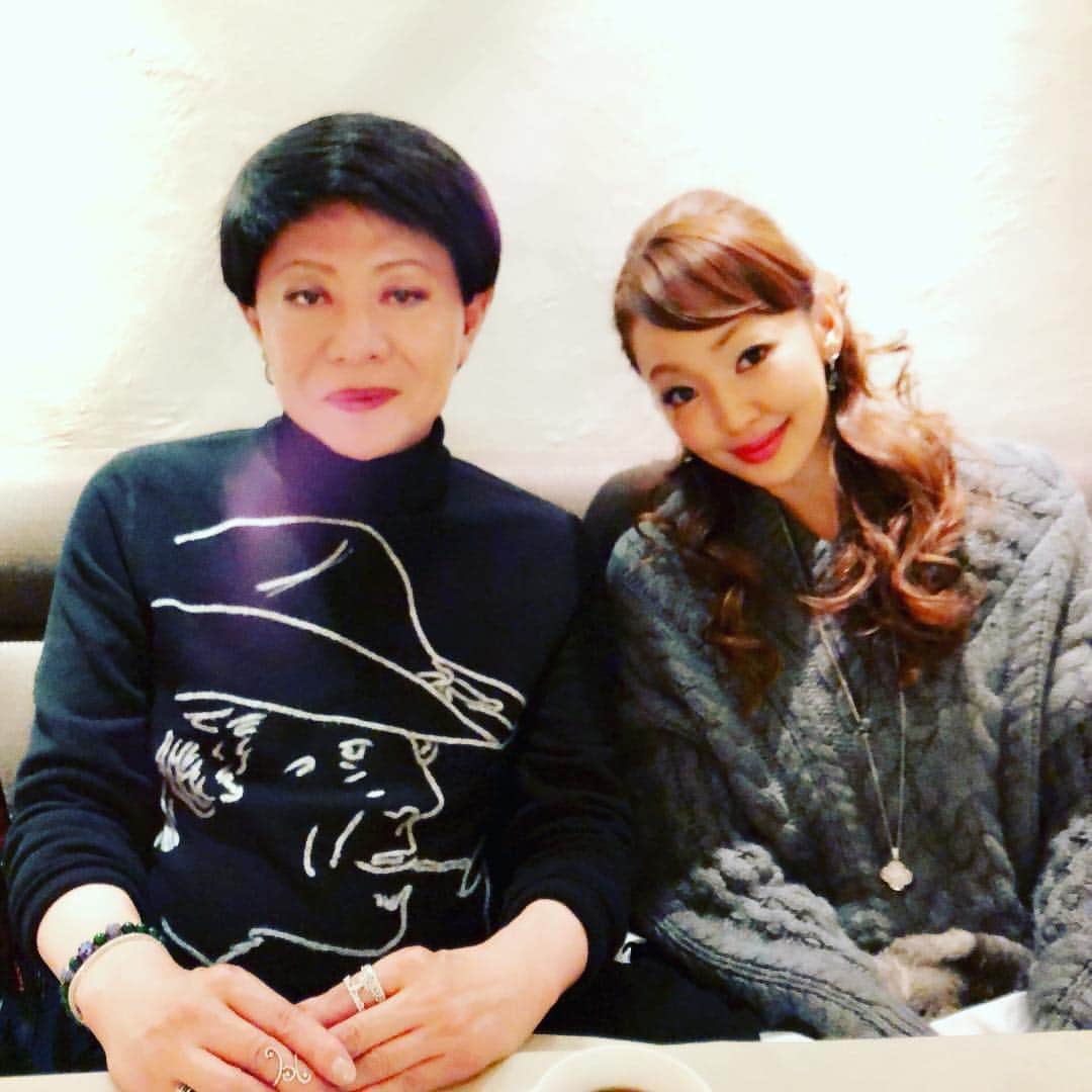 神田うのさんのインスタグラム写真 - (神田うのInstagram)「昨夜は珍しく（笑）国際政治のお話になりました✨ 安倍総理大好き❤ #憲ちゃん #美川憲一 さん#kenichimikawa #神田うの #unokanda #楽しいひと時 #癒しの時間 #appia #アピア #アッピア西麻布 #アッピア #ステラマッカートニー #ニット #knit #カジュアル #カジュアルファッション #stellamccartney #バンクリーフアーペル #vancleefarpels」12月2日 21時39分 - unokandaofficial