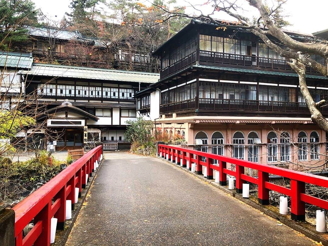 安座間美優さんのインスタグラム写真 - (安座間美優Instagram)「今回の旅行は車で🚘 山道を走ることが多かったのですが、ちょうど紅葉していたので景色が本当に綺麗で、運転していて最高に気持ちよかったです✨ 秋を満喫した旅行でした🍁 #みゅう旅#群馬旅行#群馬#gunma#女子旅#ドライブ#紅葉#秋#ドライブ旅行#ドライブ旅」12月2日 21時37分 - mew_azama