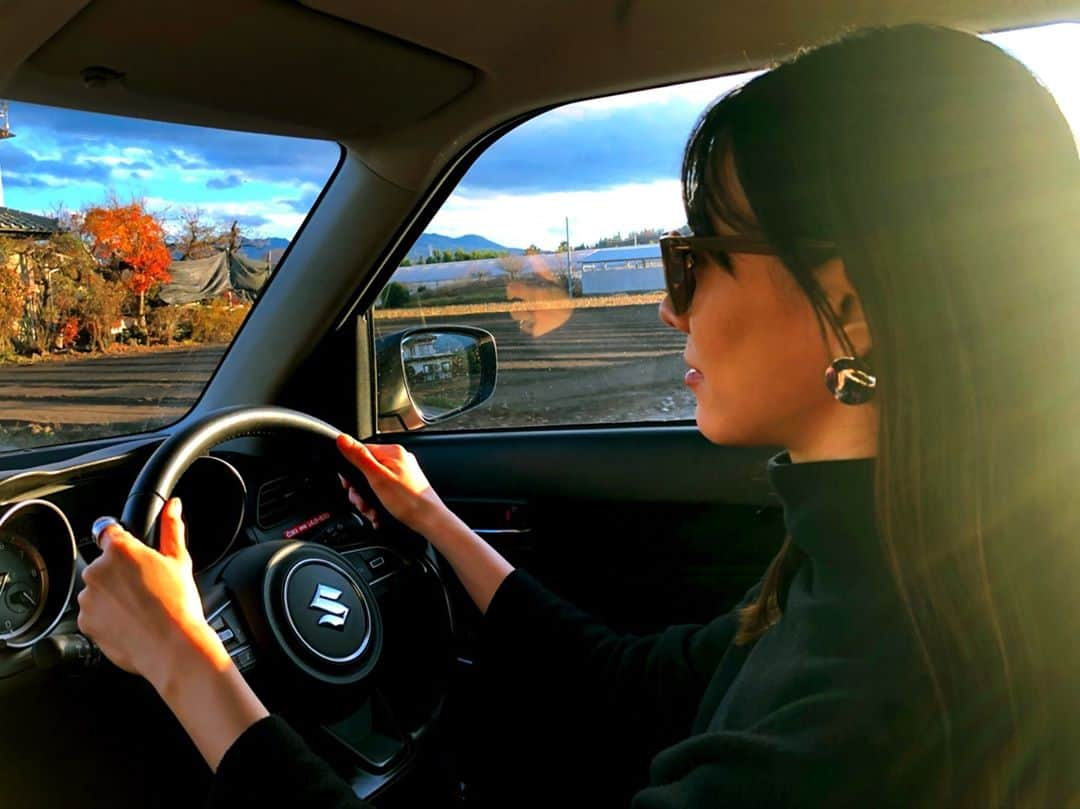 安座間美優さんのインスタグラム写真 - (安座間美優Instagram)「今回の旅行は車で🚘 山道を走ることが多かったのですが、ちょうど紅葉していたので景色が本当に綺麗で、運転していて最高に気持ちよかったです✨ 秋を満喫した旅行でした🍁 #みゅう旅#群馬旅行#群馬#gunma#女子旅#ドライブ#紅葉#秋#ドライブ旅行#ドライブ旅」12月2日 21時37分 - mew_azama