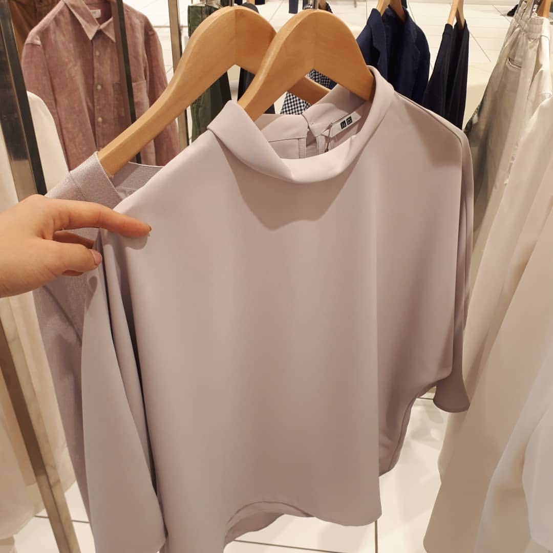 puni_punicoさんのインスタグラム写真 - (puni_punicoInstagram)「✨ これから冬だけど、UNIQLOの2019SS展示会へ🙌✨ 訪れる人みんなに大人気だったパープルカラーのスカートに一目惚れ😍♥️ . そして個人的に注目したのが#ユニクロのブラトップ の進化バージョン😲‼ 胸元がストレートからVデザインになっているので、トップスを選ばない✨ しかもカップ下から脇にかけて支えてくれるので、バストがキレイに見えるのも嬉しいポイント😳💓 . #エアリズムシームレスVネックブラキャミソール 1月下旬オンライン発売予定です🙆✨ #UNIQLO #ユニクロ #ユニクロの輪」12月2日 21時42分 - puni_punico