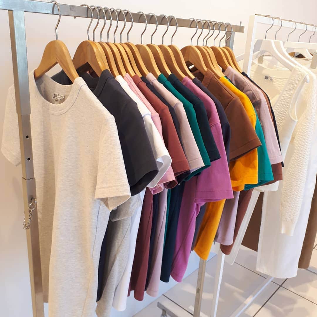 puni_punicoさんのインスタグラム写真 - (puni_punicoInstagram)「✨ これから冬だけど、UNIQLOの2019SS展示会へ🙌✨ 訪れる人みんなに大人気だったパープルカラーのスカートに一目惚れ😍♥️ . そして個人的に注目したのが#ユニクロのブラトップ の進化バージョン😲‼ 胸元がストレートからVデザインになっているので、トップスを選ばない✨ しかもカップ下から脇にかけて支えてくれるので、バストがキレイに見えるのも嬉しいポイント😳💓 . #エアリズムシームレスVネックブラキャミソール 1月下旬オンライン発売予定です🙆✨ #UNIQLO #ユニクロ #ユニクロの輪」12月2日 21時42分 - puni_punico
