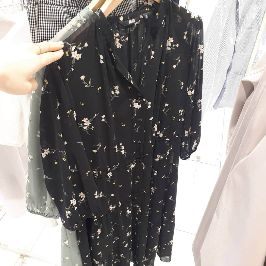 puni_punicoさんのインスタグラム写真 - (puni_punicoInstagram)「✨ これから冬だけど、UNIQLOの2019SS展示会へ🙌✨ 訪れる人みんなに大人気だったパープルカラーのスカートに一目惚れ😍♥️ . そして個人的に注目したのが#ユニクロのブラトップ の進化バージョン😲‼ 胸元がストレートからVデザインになっているので、トップスを選ばない✨ しかもカップ下から脇にかけて支えてくれるので、バストがキレイに見えるのも嬉しいポイント😳💓 . #エアリズムシームレスVネックブラキャミソール 1月下旬オンライン発売予定です🙆✨ #UNIQLO #ユニクロ #ユニクロの輪」12月2日 21時42分 - puni_punico