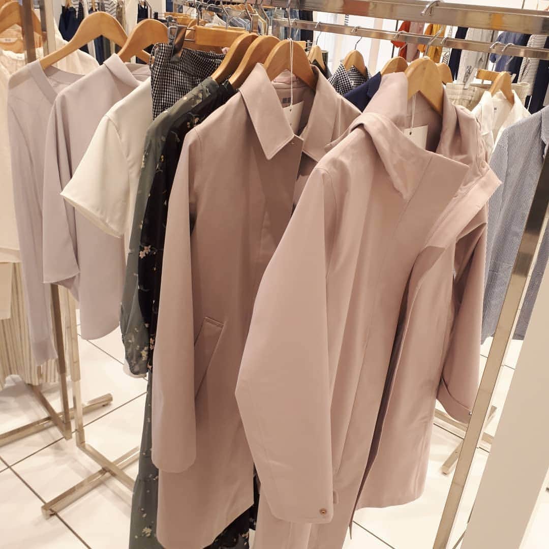 puni_punicoさんのインスタグラム写真 - (puni_punicoInstagram)「✨ これから冬だけど、UNIQLOの2019SS展示会へ🙌✨ 訪れる人みんなに大人気だったパープルカラーのスカートに一目惚れ😍♥️ . そして個人的に注目したのが#ユニクロのブラトップ の進化バージョン😲‼ 胸元がストレートからVデザインになっているので、トップスを選ばない✨ しかもカップ下から脇にかけて支えてくれるので、バストがキレイに見えるのも嬉しいポイント😳💓 . #エアリズムシームレスVネックブラキャミソール 1月下旬オンライン発売予定です🙆✨ #UNIQLO #ユニクロ #ユニクロの輪」12月2日 21時42分 - puni_punico
