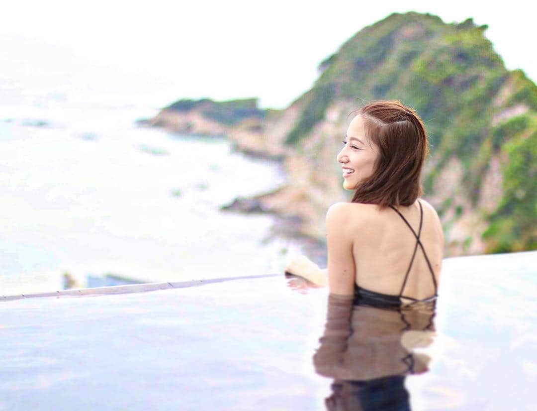 雨宮みずきさんのインスタグラム写真 - (雨宮みずきInstagram)「． 昨日の正解は 神奈川県の葉山でした😉🌊 江ノ島や逗子も大好きだけど ちょっと先の葉山まで行って ゆったりのんびり 過ごすのが究極の贅沢❤︎❤︎ ． 夕方の時間帯に狙ってスパへ行くと 夕陽がとってもきれいに見えるのでおススメです😉❤️ ． 葉山音羽ノ森ホテルのレストラン の料理も格別に美味しいので 日頃の疲れを癒やしに 是非行ってみて下さい🍽💗 ． #葉山ホテル音羽ノ森 #葉山 #葉山ホテル音羽ノ森カフェテラス #SPABlueLagoon #絶景スパ #温泉 #ブルーラグーン #夕日 #夕陽 #サンセット #sunsetbeach #snidel #スナイデル #水着コーデ #ワンピース水着デビュー #水着 #フリル #黒水着 #温水プール #絶景プール #海が見えるプール #swimwear #beach #pool」12月2日 21時51分 - ammymzk0926