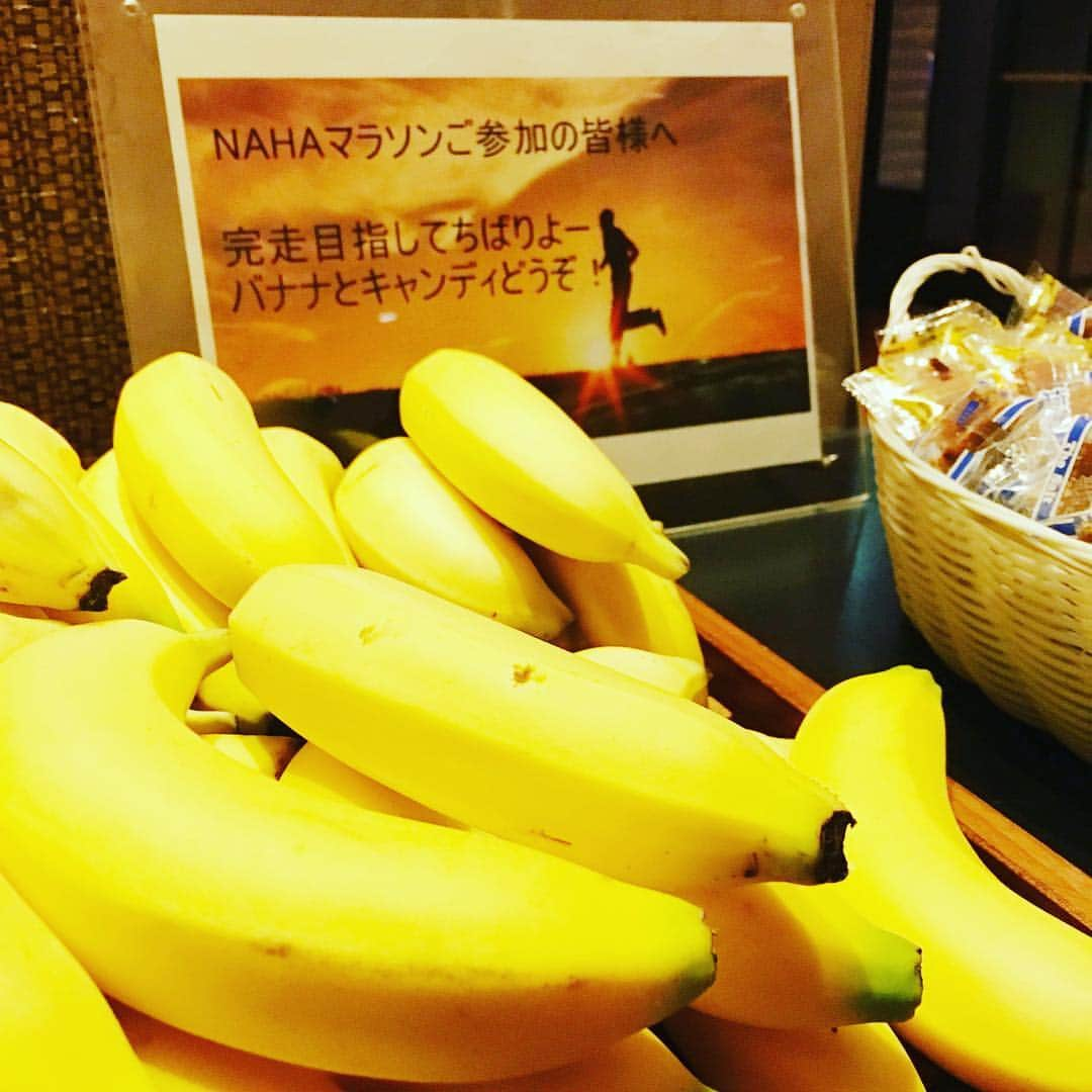 巻野わかばさんのインスタグラム写真 - (巻野わかばInstagram)「那覇マラソン🌈🌈半分だけ走ってきましたー😂  20km手前の坂。膝が痛くて足を進めることができず、足切り。  失敗に終わってしまい、 応援してくれた方に申し訳ない気持ちでいっぱいで、ゴール地点まで行くバスに乗ったら もう走れないんだ、って、、悔しかった。 ただ、これでまた、再挑戦する楽しみが増えました🙌❣️ 沖縄の友だちともゆっくり会えて、嬉しかった✨✨ 那覇マラソン、湘南国際、各地レースの皆さま 本当にお疲れさまでした👏🎊 12月もよろしくお願いします🙌❣️ 3度目の#フルマラソン#那覇マラソン#沖縄#okinawa#running#nikeplus#garmin#fullmarathon#ガーミン#マイファーストガーミン#ナイキプラス#マラソン#ランニング#トレーニング  レース当日は朝食の時間も早めてくださり、参加者にバナナの差し入れしてくださいました(*^^*)お世話になりました✨#ダブルツリーbyヒルトン那覇首里城」12月2日 22時27分 - _wakaba__