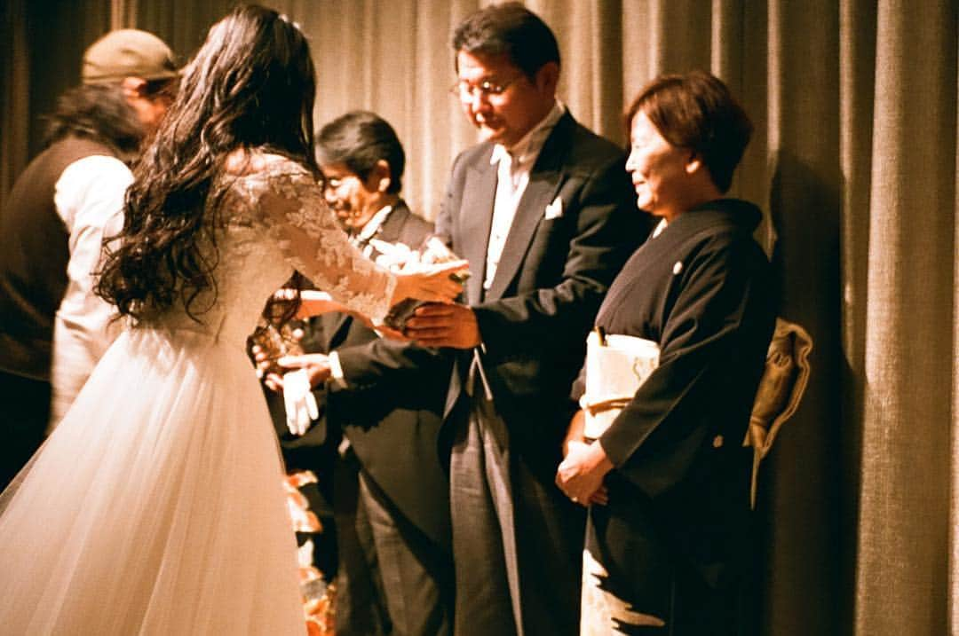 Cazumaxさんのインスタグラム写真 - (CazumaxInstagram)「12月1日、飛竜くんとりなちゃんの結婚式でした！  本当におめでとう！！ 大好き大好き大好き大好きー！！たくさんのありがとうを伝えたかったけど、語彙力も伝える時間もなかったので写真に込めました❤️ #なんて書けばいいかわからなく5時間くらい消したり書いたり#film#contaxt2#結婚式」12月2日 22時29分 - cazumax