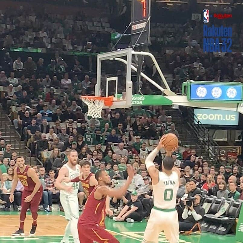 Rakuten NBA 32さんのインスタグラム写真 - (Rakuten NBA 32Instagram)「. 今回の現地レポート期間中も、昨日・本日と2連勝している名門Boston Celticsの、今シーズンの戦いぶりについてお届けします！ . 昨シーズン、チームの主力2人を欠きながら、イースタン・カンファレンスの2位に位置づけたBoston Celtics。 昨シーズン、新人とは思えない働きぶりでチームを牽引したJayson Tatum選手は今シーズンも健在！ . そこにオールスター級の2人、 ・Kyrie Irving選手 ・Gordon Hayward選手 が怪我から復帰し、チーム力は格段にアップしました。 . 今シーズンは現時点で13勝10敗と、まずまずの結果でカンファレンス6位につけていますが、 ・Jaylen Brown選手 ・Terry Rozier選手 など、若手が昨シーズンの経験を経てパワーアップしてきていますので、要所でみせる強さとチームのポテンシャルは底知れません。 . 昨シーズンリーグ2位の成功率を誇った3Pを武器に、今シーズンも好成績を残す可能性が非常に高いCeltics。 イースタン・カンファレンス、ひいてはNBAファイナルを制することはできるのか、注目していきましょう！ . -------------------- 楽天NBA32ではNBAの最新情報を発信しています。 選手インタビューやバスケアイテムの紹介など、耳寄り情報が盛りだくさん！ NBAの最新情報をゲットしたい方は @rakuten_nba32 をフォロー！ チーム情報は #rakutennba32_team をチェックしてください。 -------------------- . #nba #nbabasketball #RakutenTV #rakutennba32 #basketball #楽天TV #楽天NBA32#バスケ #バスケ🏀 #バスケットボール #バスケ女子 #バスケ好きな人と繋がりたい #バスケ部 #バスケしたい #バスケ観戦 #古豪 #ボストン #セルティックス #BOS  #カイリーアービング #ゴードンヘイワード #ジェイレンブラウン #ジェイソンテイタム #テリーロジアー #BostonCeltics #スリーポイント #イースト #NBAファイナル」12月2日 22時29分 - rakuten_nba32