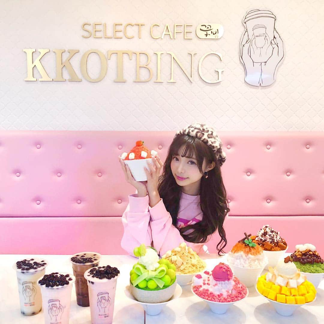 あやちゃんさんのインスタグラム写真 - (あやちゃんInstagram)「まおどーると @select_cafe_kkotbing 💞 かわいすぎるかき氷とタピオカに囲まれて🍒 ヤンニョムチキンもあって美味しかったよおおお🍗✨ ちなみにこれは食品サンプルね🤣🤣👏🍧 #コッビン #kkotbing #自由が丘カフェ #自由が丘カフェ #自由が丘ランチ #自由が丘スイーツ #自由が丘グルメ #かき氷 #東京スイーツ#東京カフェ #東京かき氷 #スイーツ巡り #スイーツ #ヤンニョムチキン #ピンクカフェ」12月2日 22時50分 - aya.you.love.r