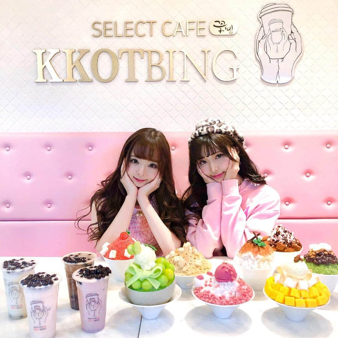 あやちゃんさんのインスタグラム写真 - (あやちゃんInstagram)「まおどーると @select_cafe_kkotbing 💞 かわいすぎるかき氷とタピオカに囲まれて🍒 ヤンニョムチキンもあって美味しかったよおおお🍗✨ ちなみにこれは食品サンプルね🤣🤣👏🍧 #コッビン #kkotbing #自由が丘カフェ #自由が丘カフェ #自由が丘ランチ #自由が丘スイーツ #自由が丘グルメ #かき氷 #東京スイーツ#東京カフェ #東京かき氷 #スイーツ巡り #スイーツ #ヤンニョムチキン #ピンクカフェ」12月2日 22時50分 - aya.you.love.r