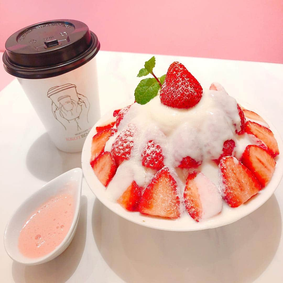 あやちゃんさんのインスタグラム写真 - (あやちゃんInstagram)「まおどーると @select_cafe_kkotbing 💞 かわいすぎるかき氷とタピオカに囲まれて🍒 ヤンニョムチキンもあって美味しかったよおおお🍗✨ ちなみにこれは食品サンプルね🤣🤣👏🍧 #コッビン #kkotbing #自由が丘カフェ #自由が丘カフェ #自由が丘ランチ #自由が丘スイーツ #自由が丘グルメ #かき氷 #東京スイーツ#東京カフェ #東京かき氷 #スイーツ巡り #スイーツ #ヤンニョムチキン #ピンクカフェ」12月2日 22時50分 - aya.you.love.r