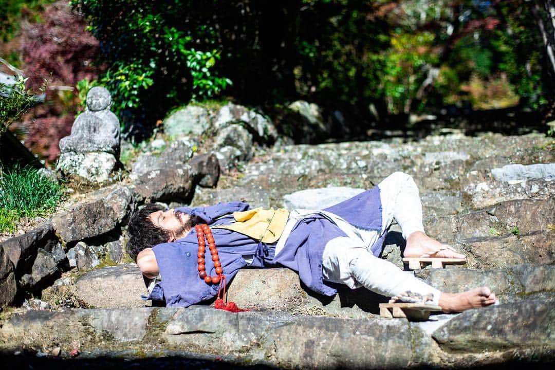 市原隼人さんのインスタグラム写真 - (市原隼人Instagram)「「東京コミックコンベンション2018」にお邪魔させて頂き、映画【喝風太郎!!】の制作発表が行われました。  型破りな破天荒の僧侶である風太郎を演じています。幼い頃から山にある寺で育てられた、風太郎が修行の中で始めて街に出る物語です。来年2019年の公開を楽しみにして頂けることを心より願っております‼︎ #本宮ひろ志 #喝風太郎‼︎ #僧侶 #破天荒 #酒好き #女好き #食いしん坊 #暴れん坊 #髭 #一瞬誰だか分からない #けど #市原隼人 #このキャラを全力で楽しんでいます #アクションで下駄はボロボロ #般若心経 #写経」12月3日 8時45分 - hayato_ichihara