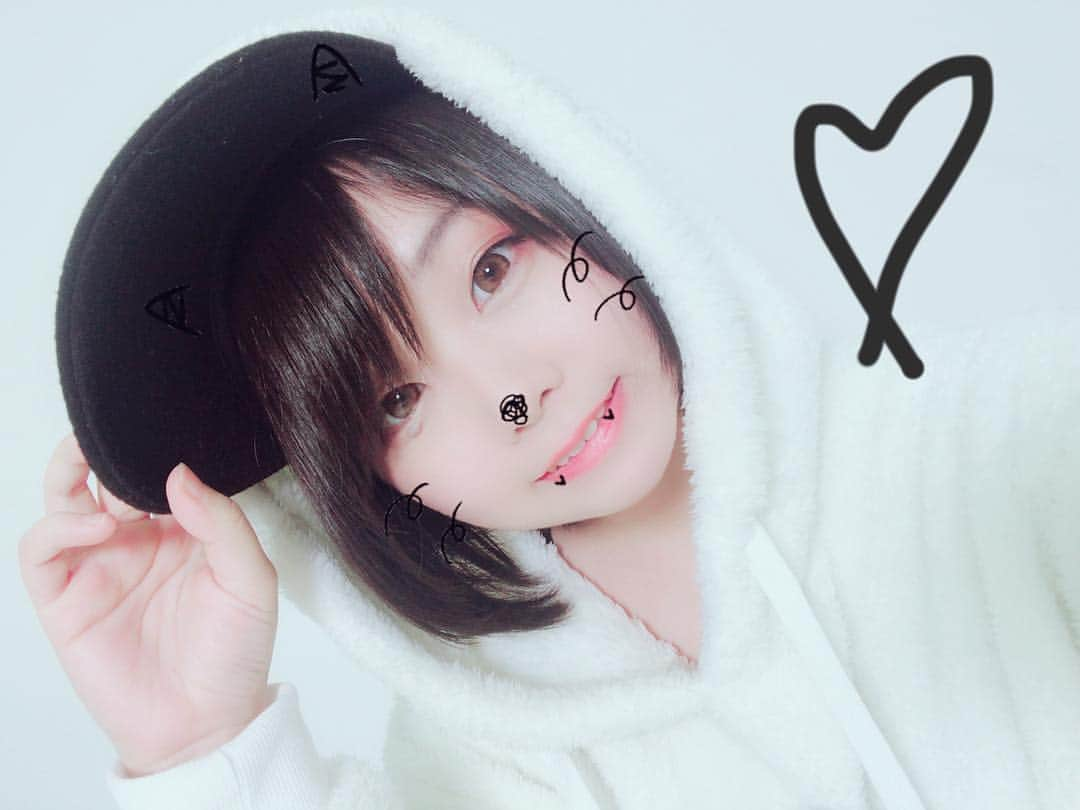 くろねこさんのインスタグラム写真 - (くろねこInstagram)「٩(๑❛ᴗ❛๑)۶ #自撮り #自撮り女子 #ショートヘア #パーカー女子 #japanese #selfie #shorthair」12月3日 1時26分 - kuronekoshi_nya