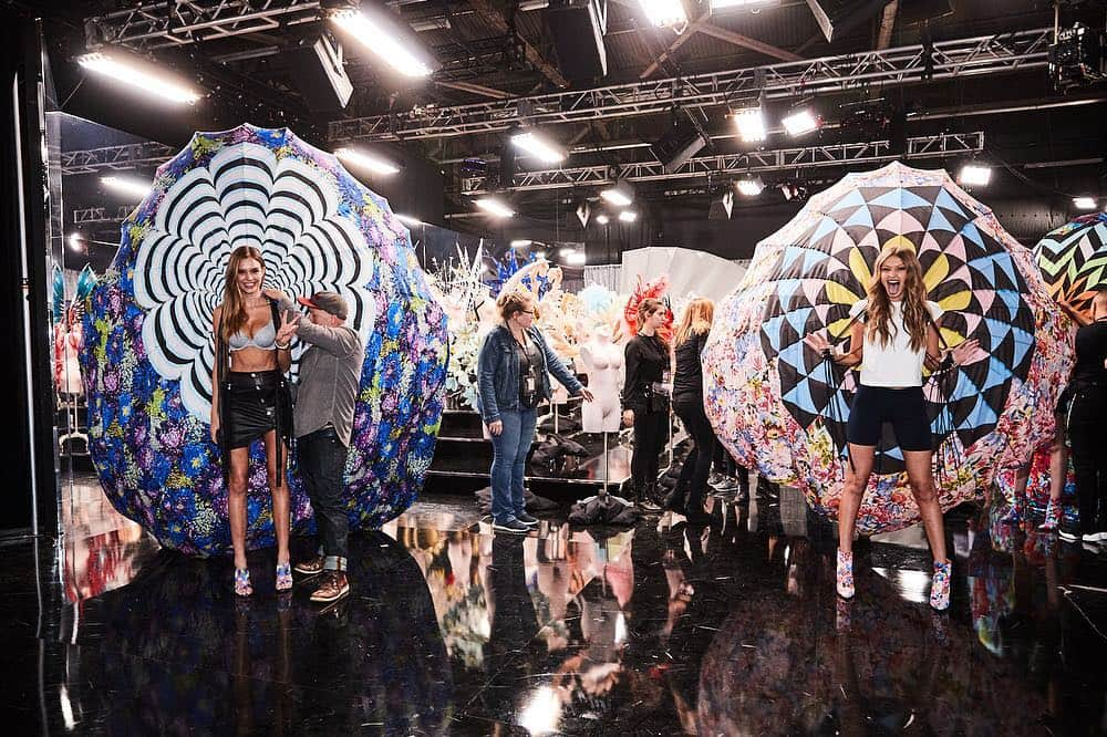 ジジ・ハディッドさんのインスタグラム写真 - (ジジ・ハディッドInstagram)「rehearsal day by @jeromeduran 💕 VSFS - TONIGHT 10/9c on ABC」12月3日 1時34分 - gigihadid