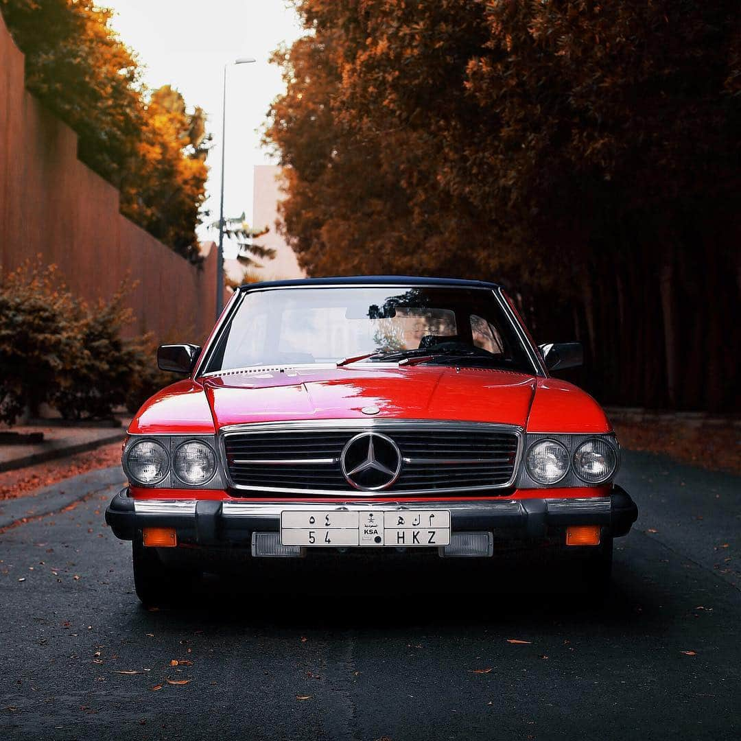 メルセデス・ベンツさんのインスタグラム写真 - (メルセデス・ベンツInstagram)「“Hello old friend!” Photo by @d7m_1990  #MercedesBenz #thebestornothing #560SL #fall #autum #leaves #🍂 #🙏🏽」12月3日 2時16分 - mercedesbenz