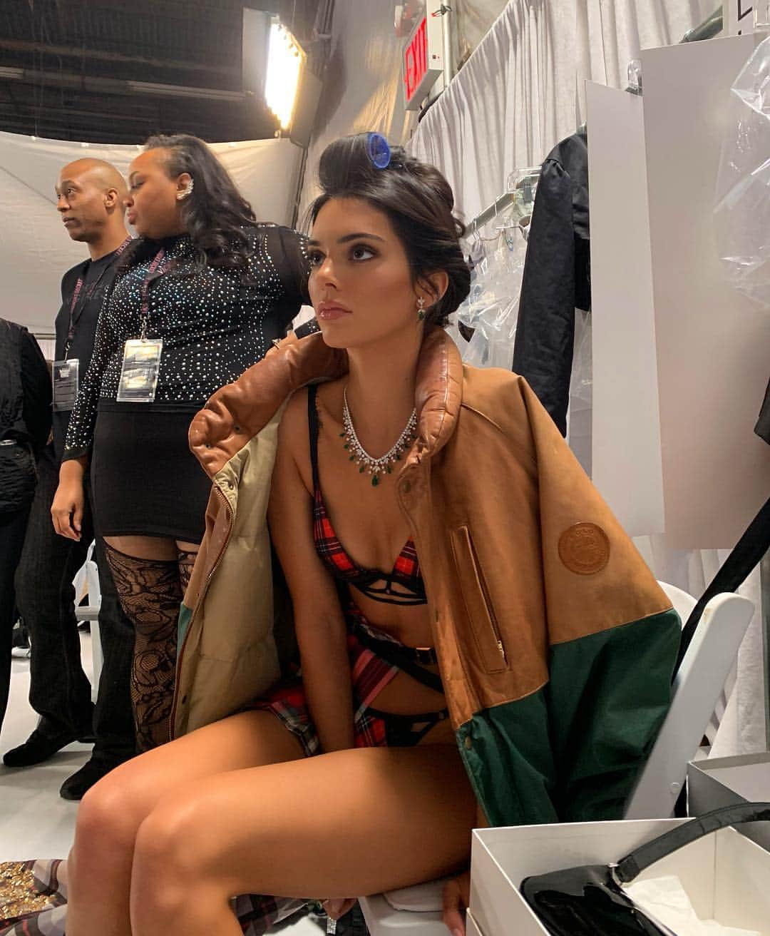 ケンダル・ジェンナーさんのインスタグラム写真 - (ケンダル・ジェンナーInstagram)「moments before and during the @victoriassecret fashion show」12月3日 3時49分 - kendalljenner