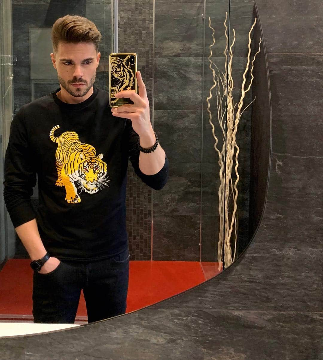 Stefano Trattoのインスタグラム：「Matchy 🐯! Enjoy your Sunday guys! Limited Tiger edition cover in 24k gold by @goldenconcept ! Code “Stefano” for 30% off! (More in my stories guys!) #goldenconcept #24kgold #iphoneXsMax #iphonecase ad」